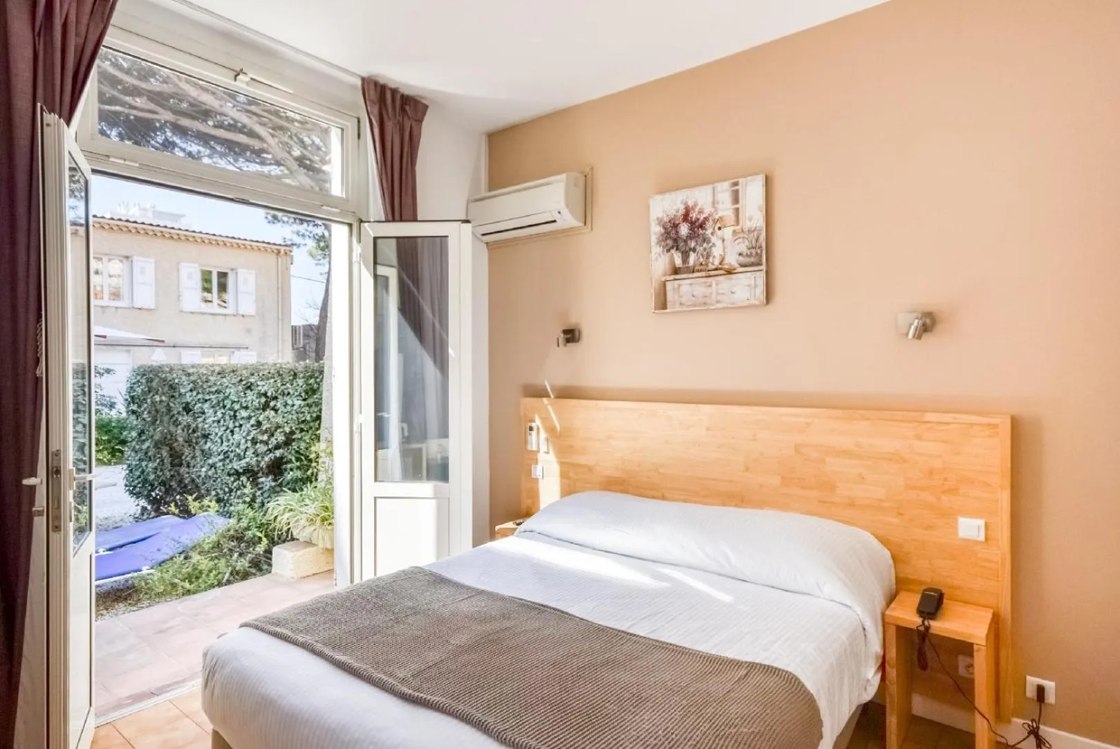 Bed in Hôtel Beau Rivage