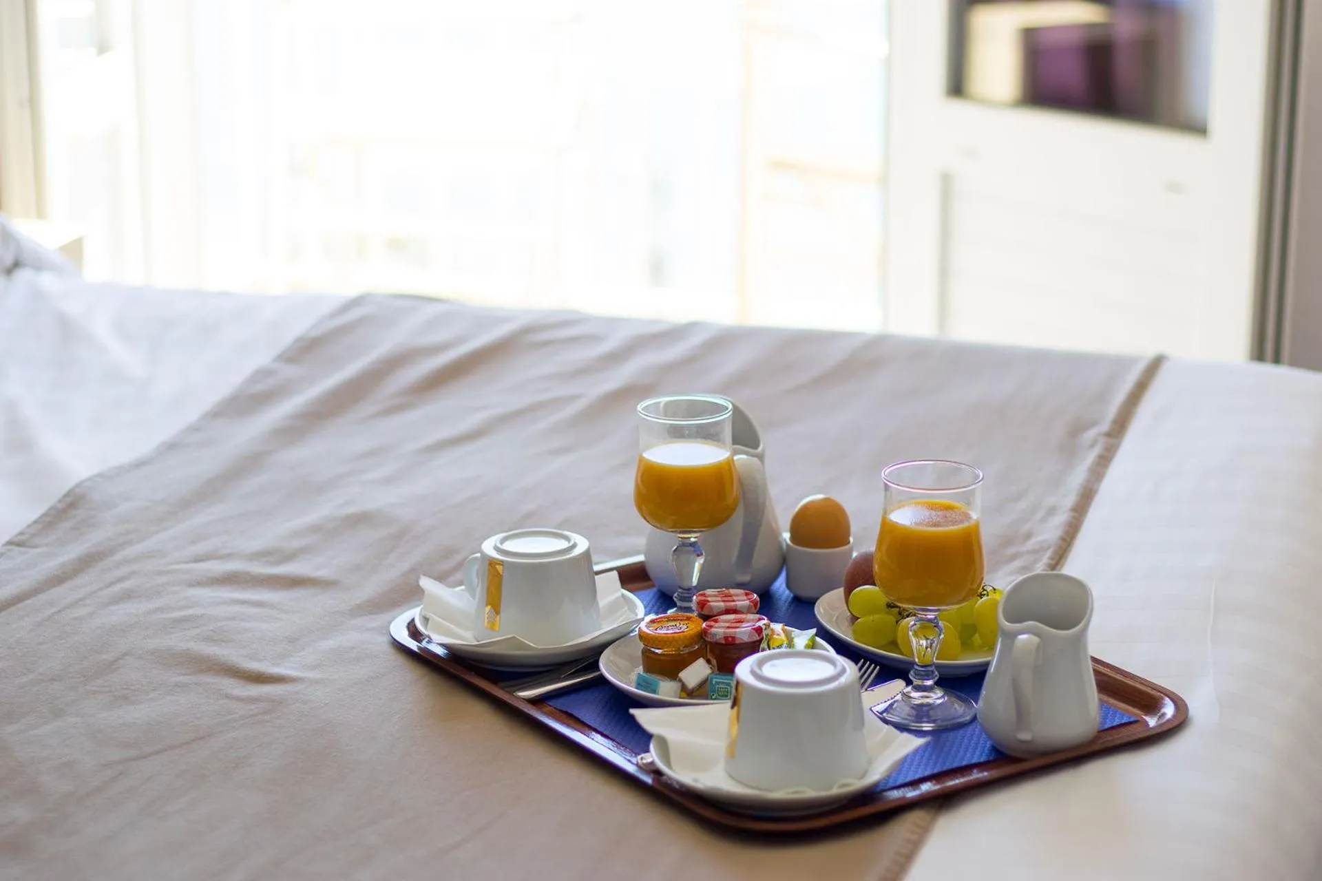Breakfast, Bed in Hôtel Beau Rivage