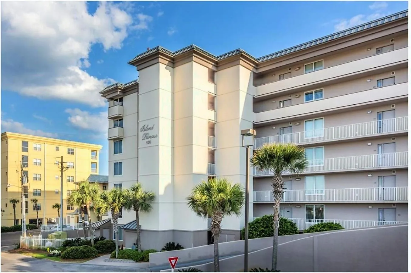 Facade/entrance in Keeler Island Princess 508