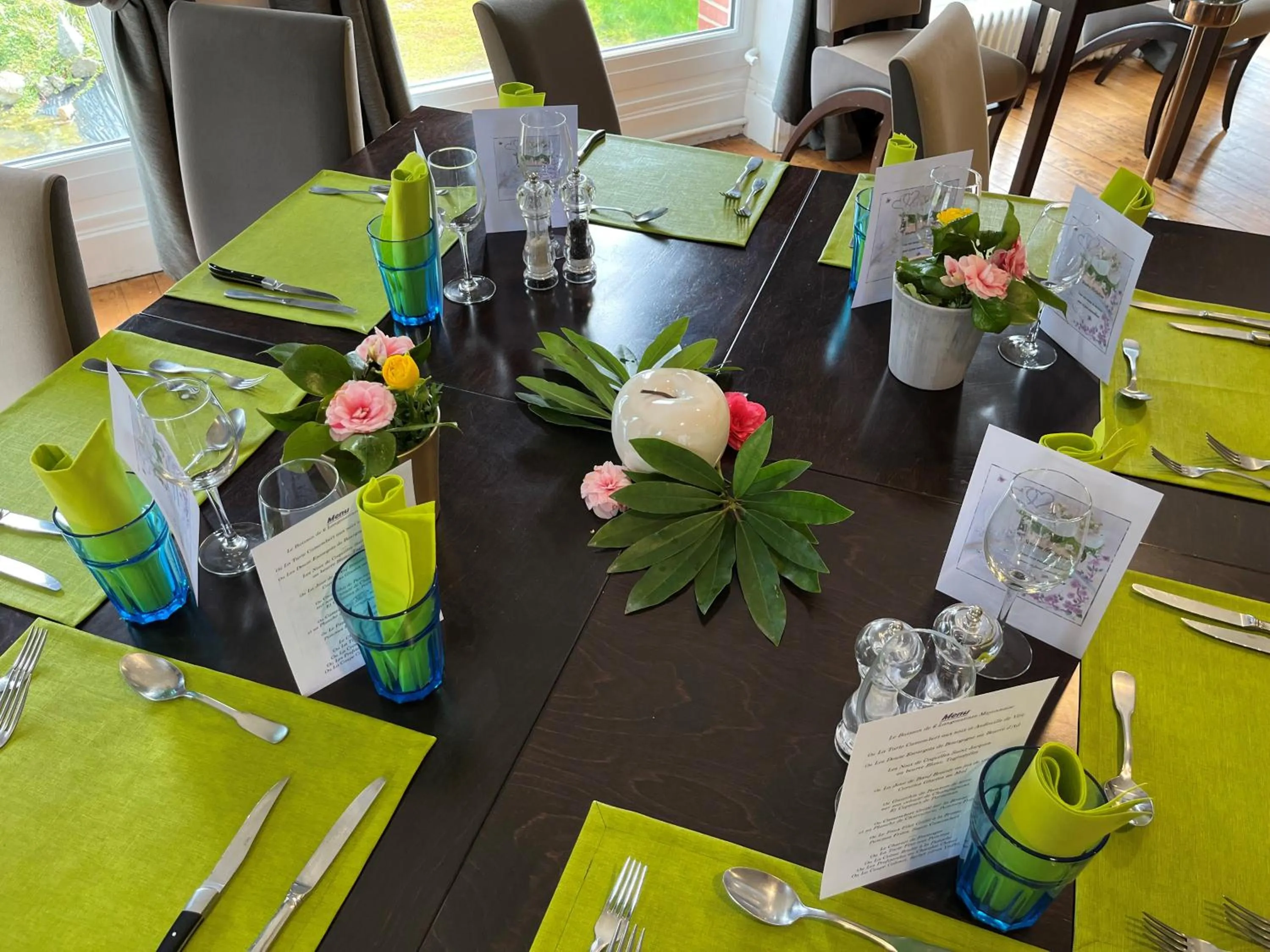 Restaurant/places to eat in Les Camelias