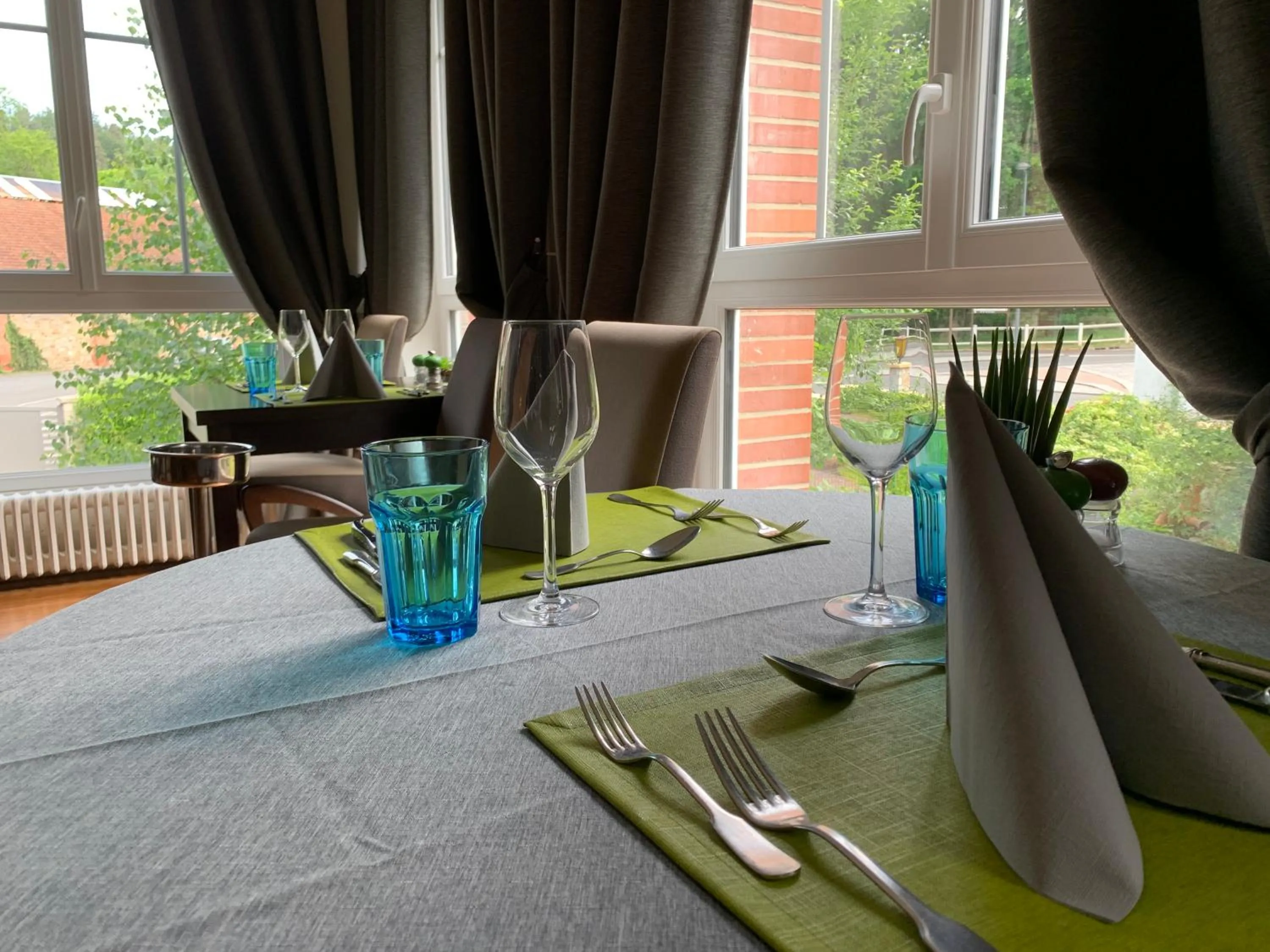 Restaurant/places to eat in Les Camelias