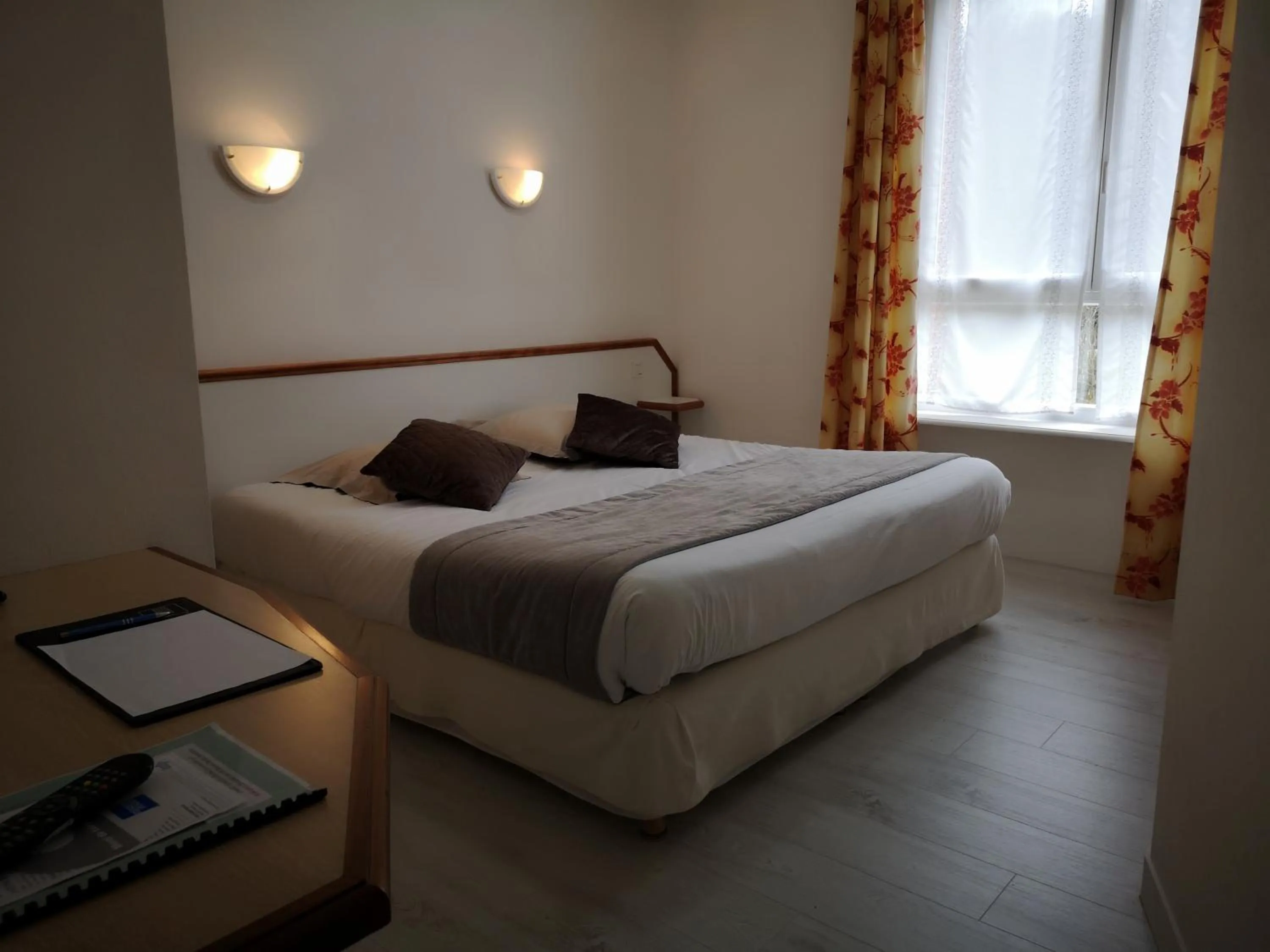 Shower, Bed in Les Camelias