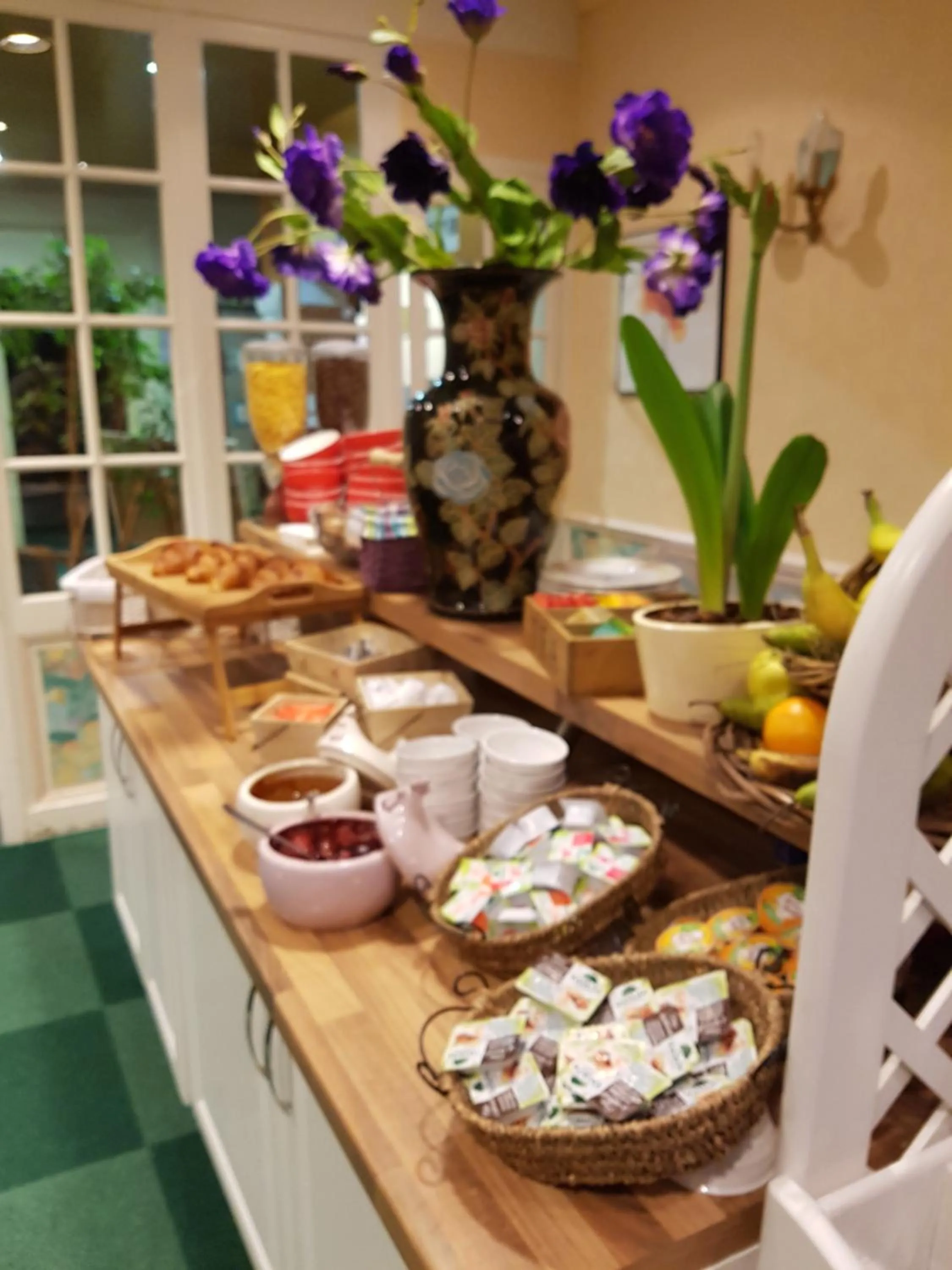 Buffet breakfast in Les Camelias