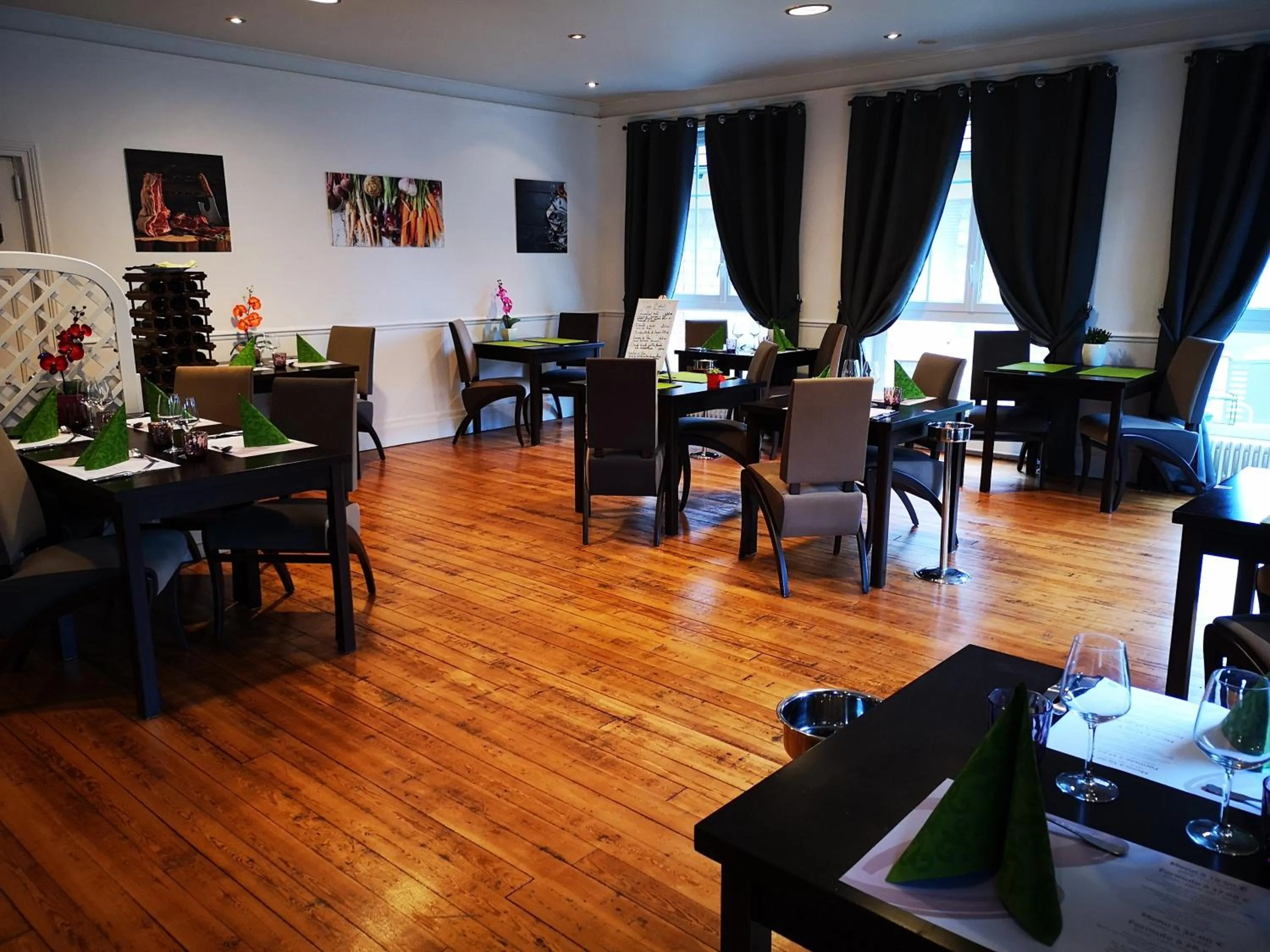 Restaurant/places to eat in Les Camelias