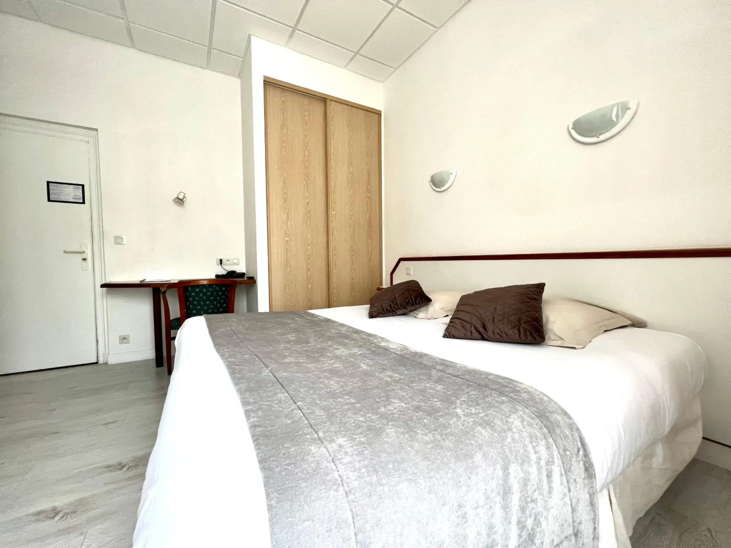 Small Double Room in Les Camelias Small Double Room in Les Camelias