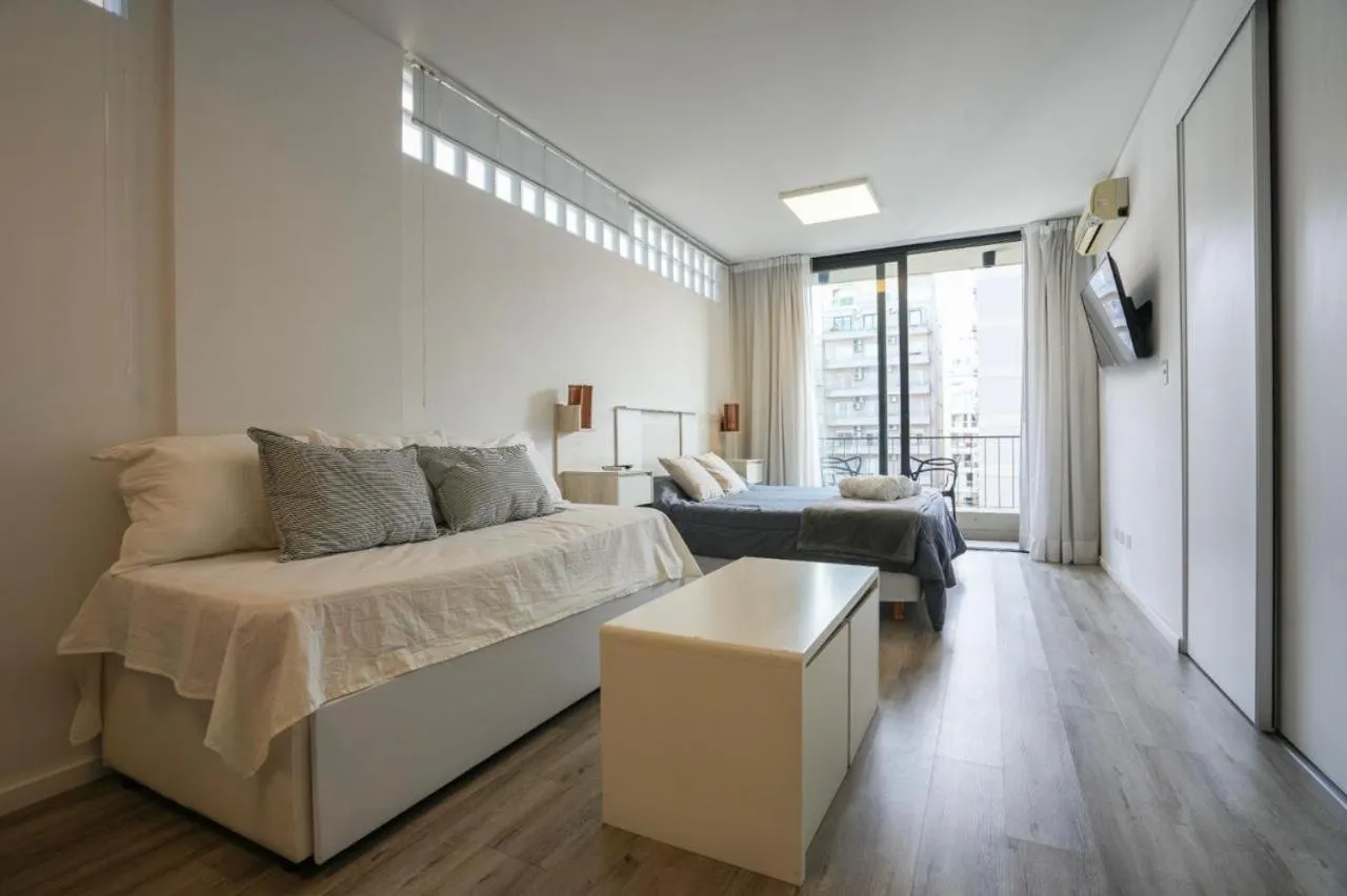 Photo of the whole room, Bed in Monroe Suites