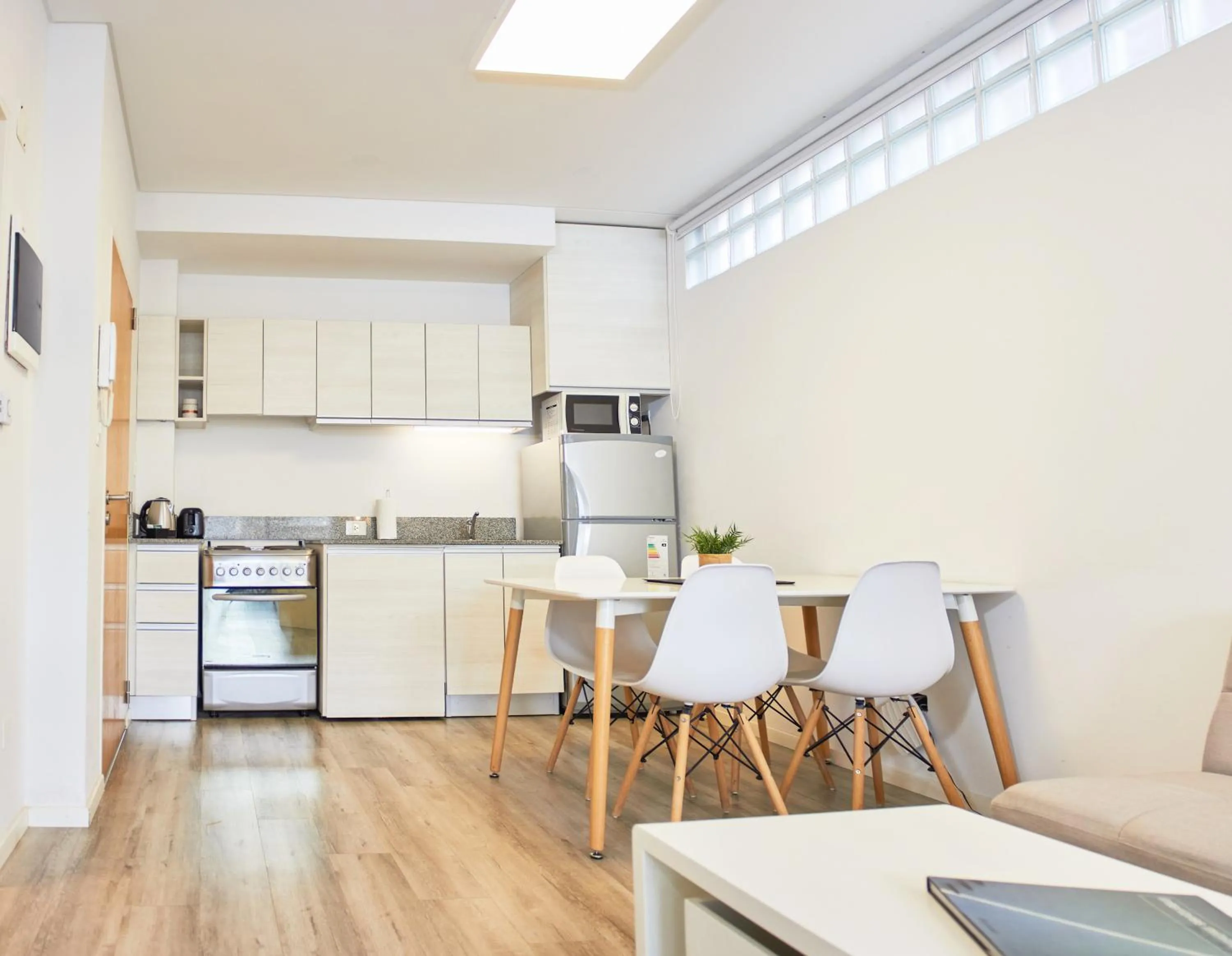 Photo of the whole room in Monroe Suites