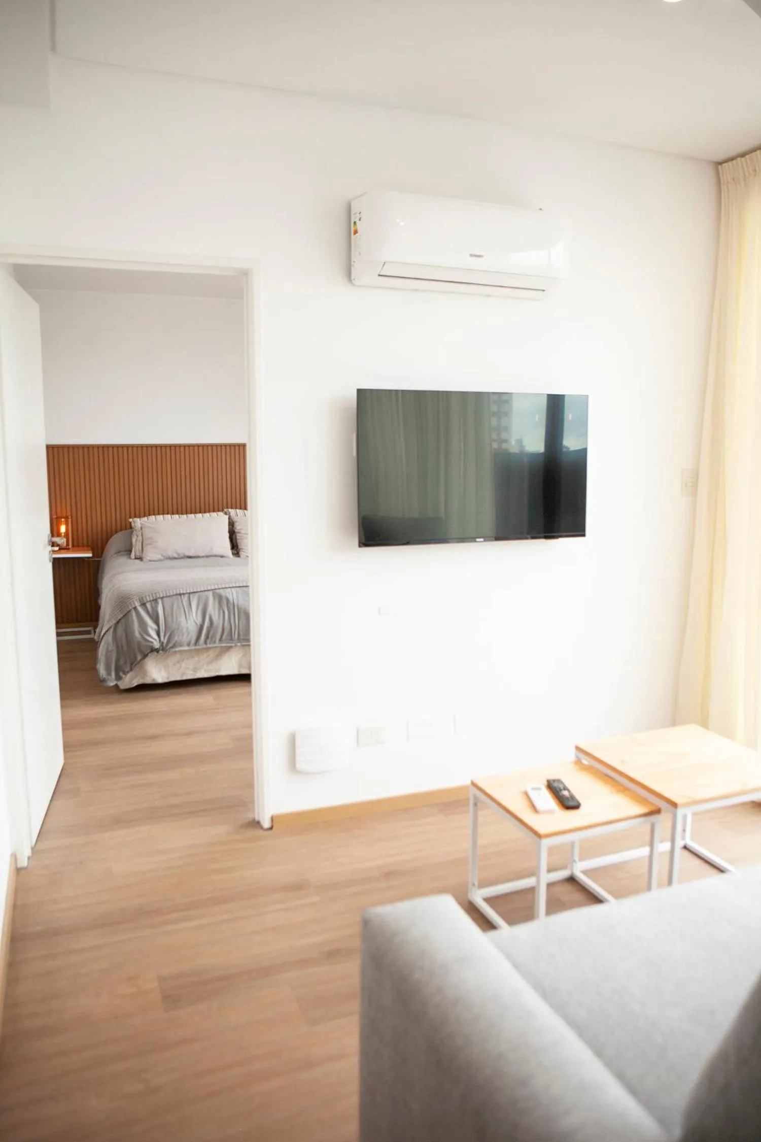 Photo of the whole room, Bed in Monroe Suites