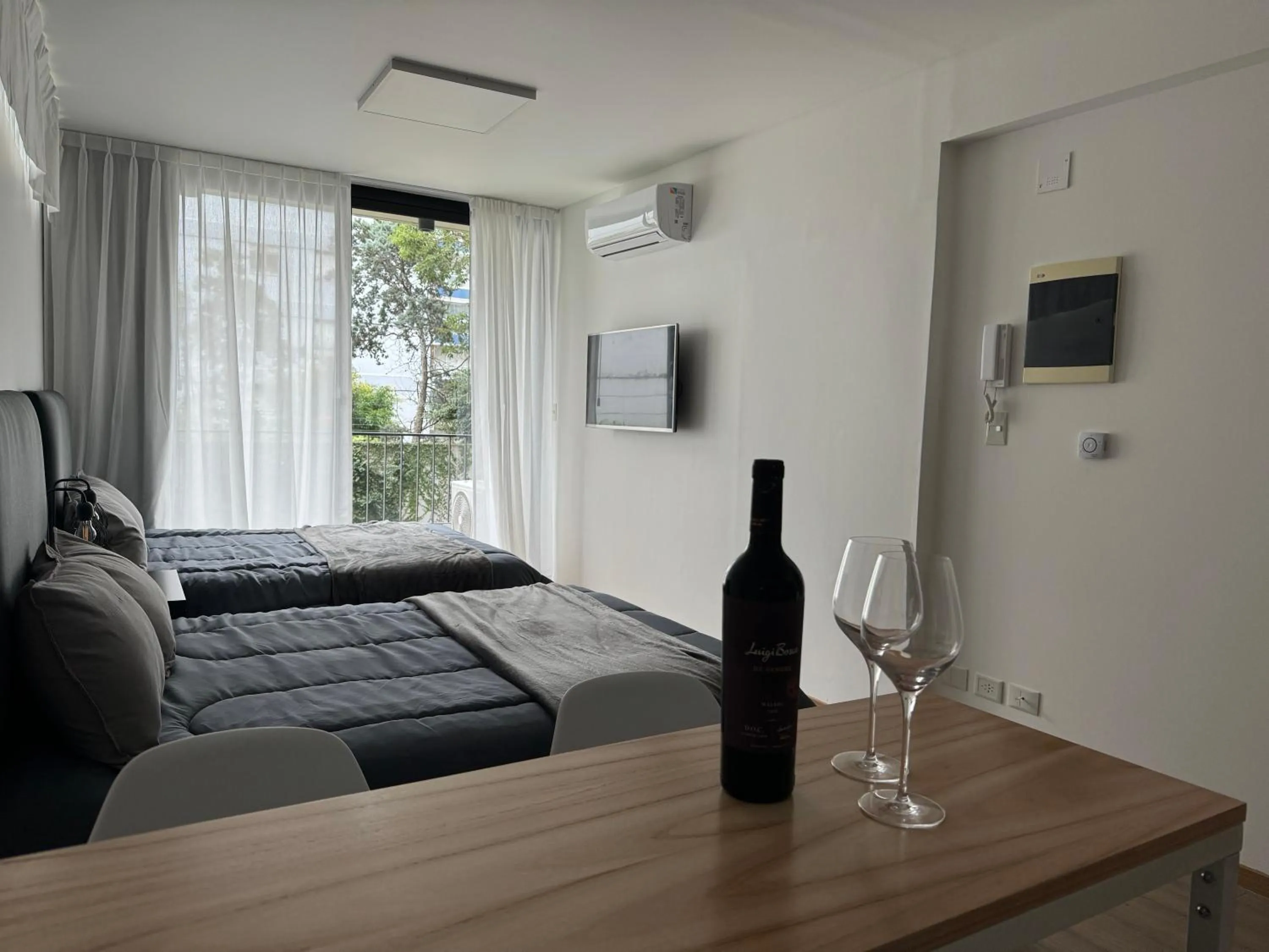 Photo of the whole room in Monroe Suites