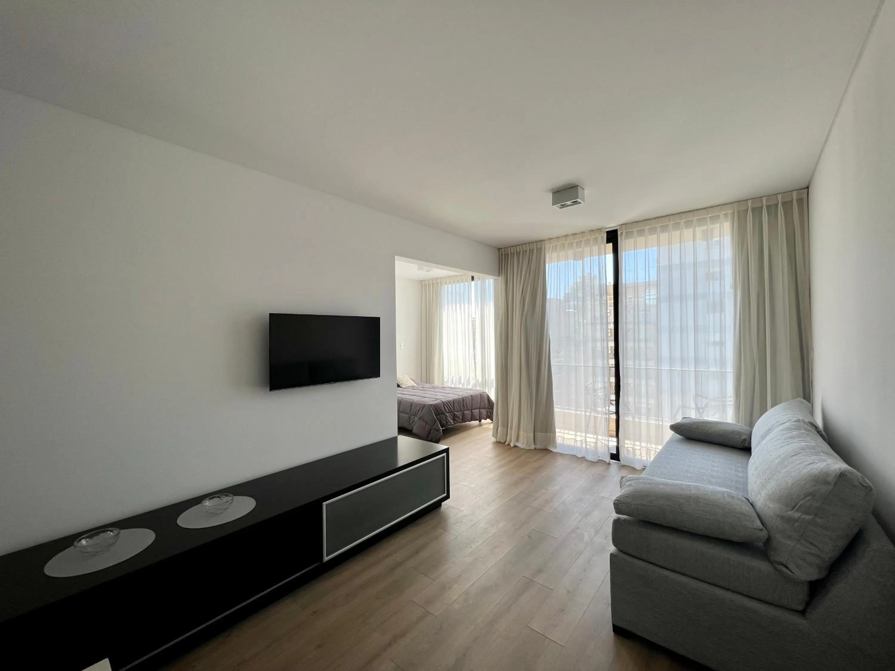 Photo of the whole room in Monroe Suites