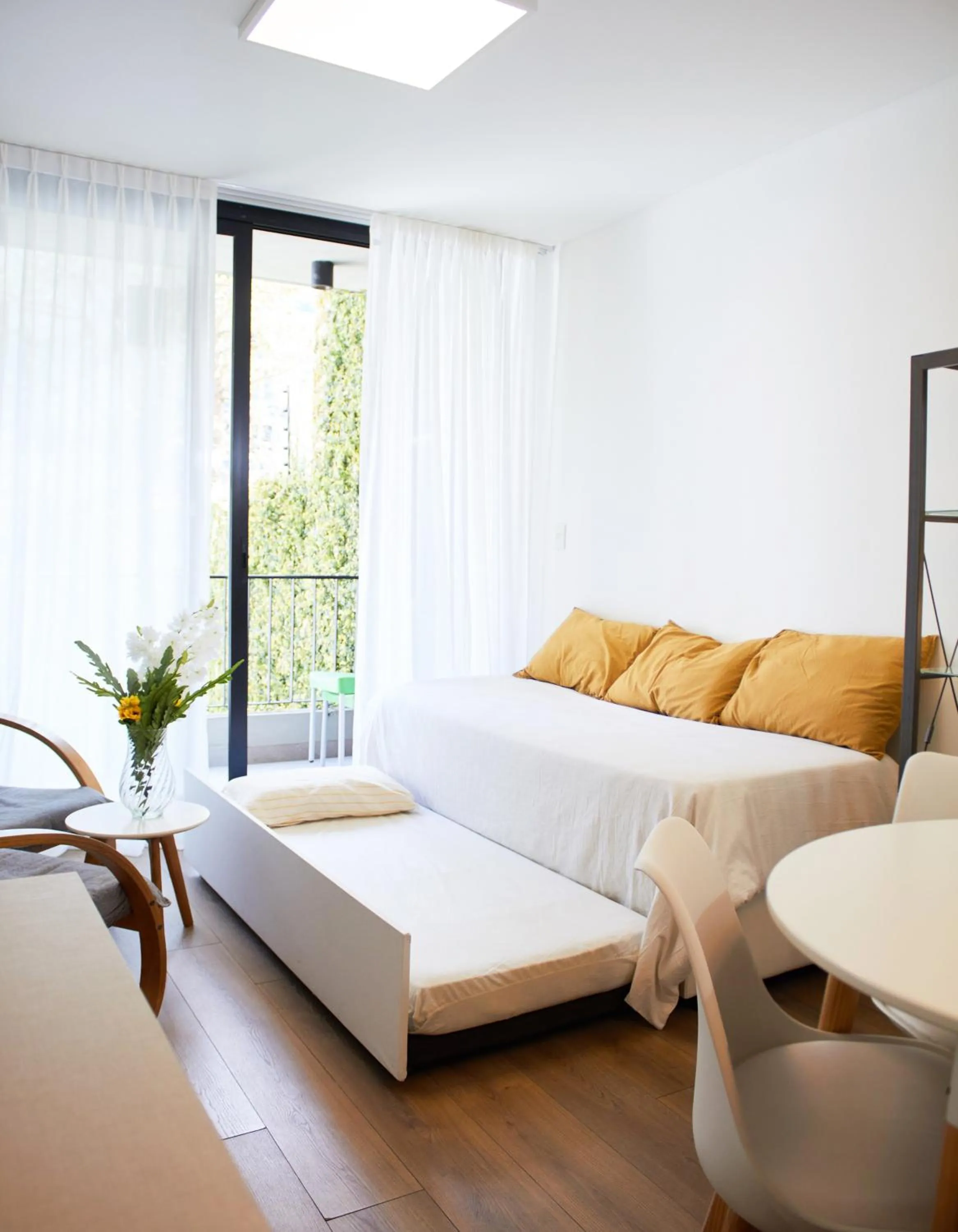 Living room, Bed in Monroe Suites