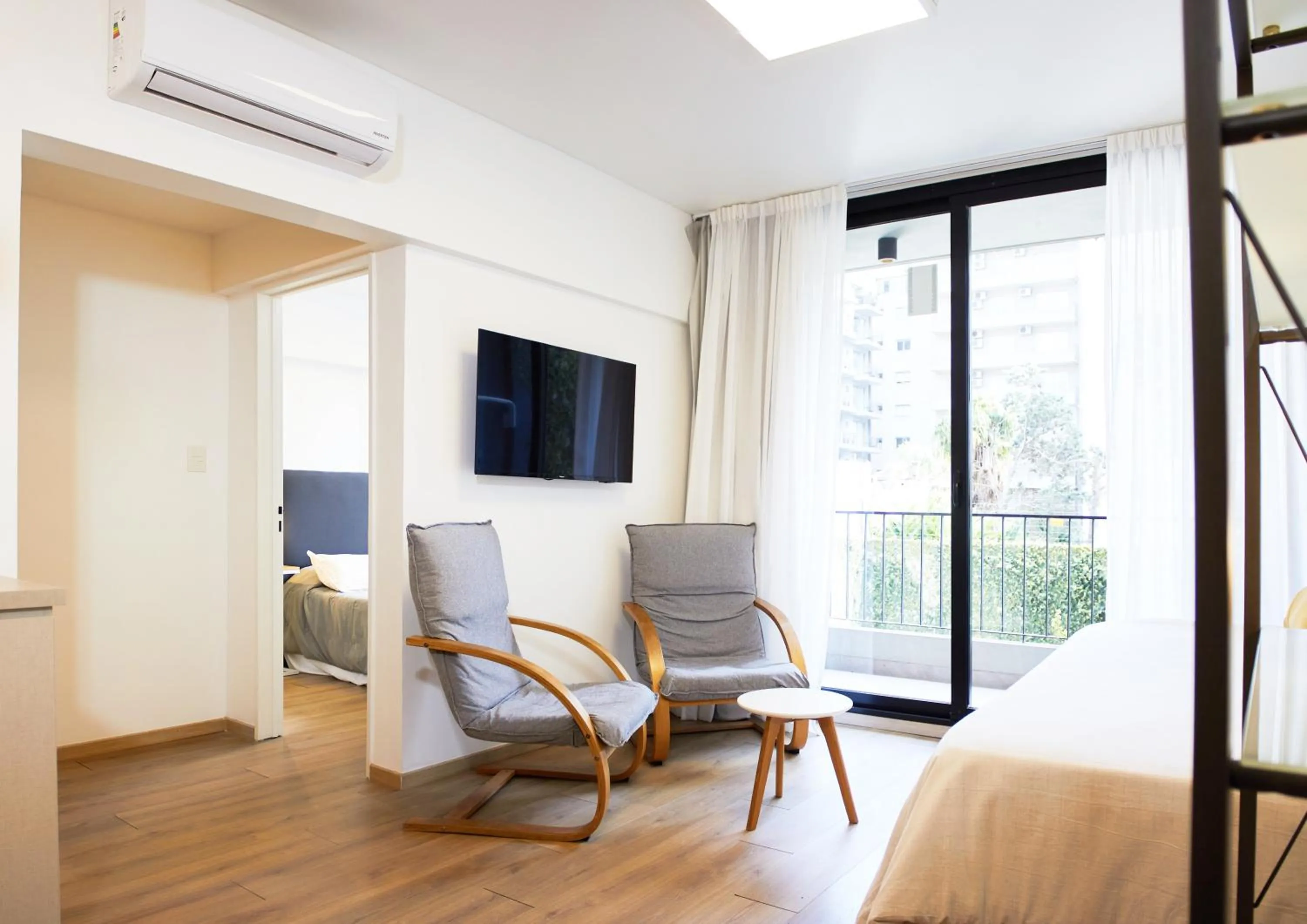 Photo of the whole room in Monroe Suites