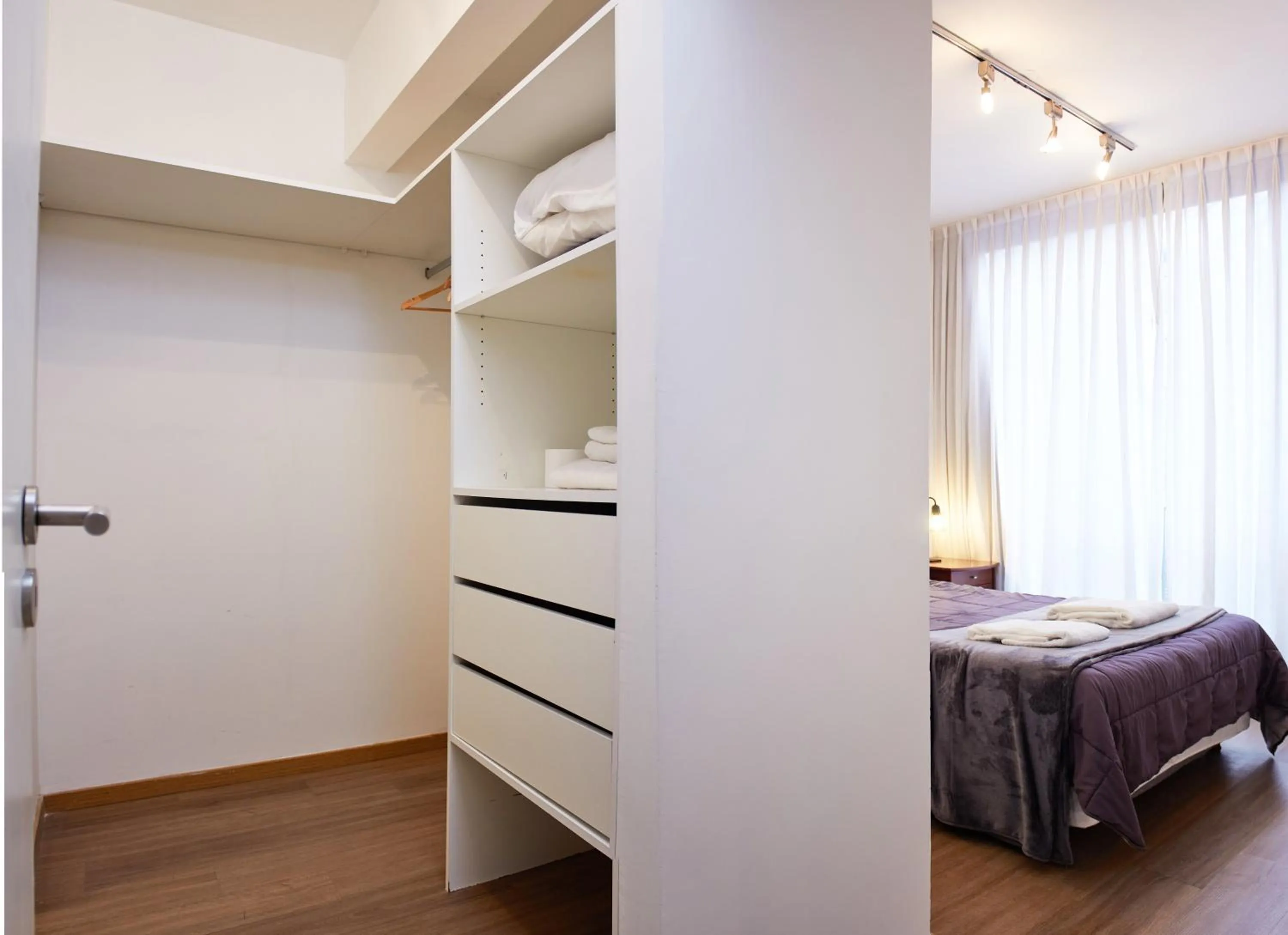 wardrobe, Bed in Monroe Suites