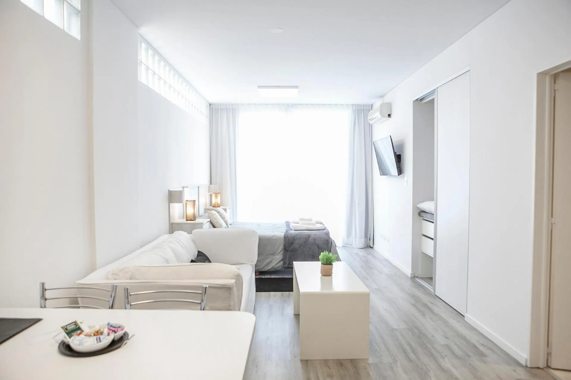 Photo of the whole room, Bed in Monroe Suites