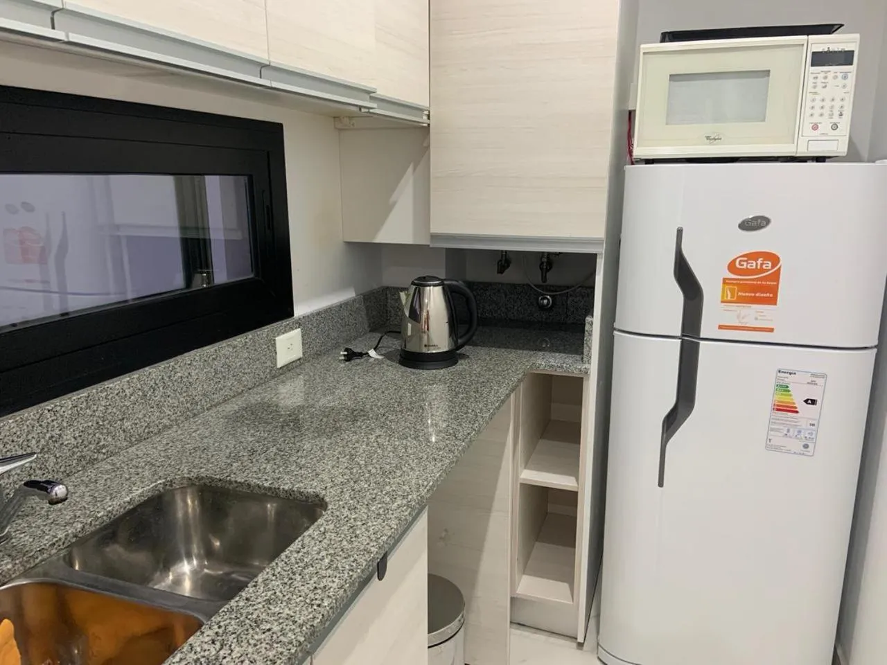 Kitchen or kitchenette in Monroe Suites