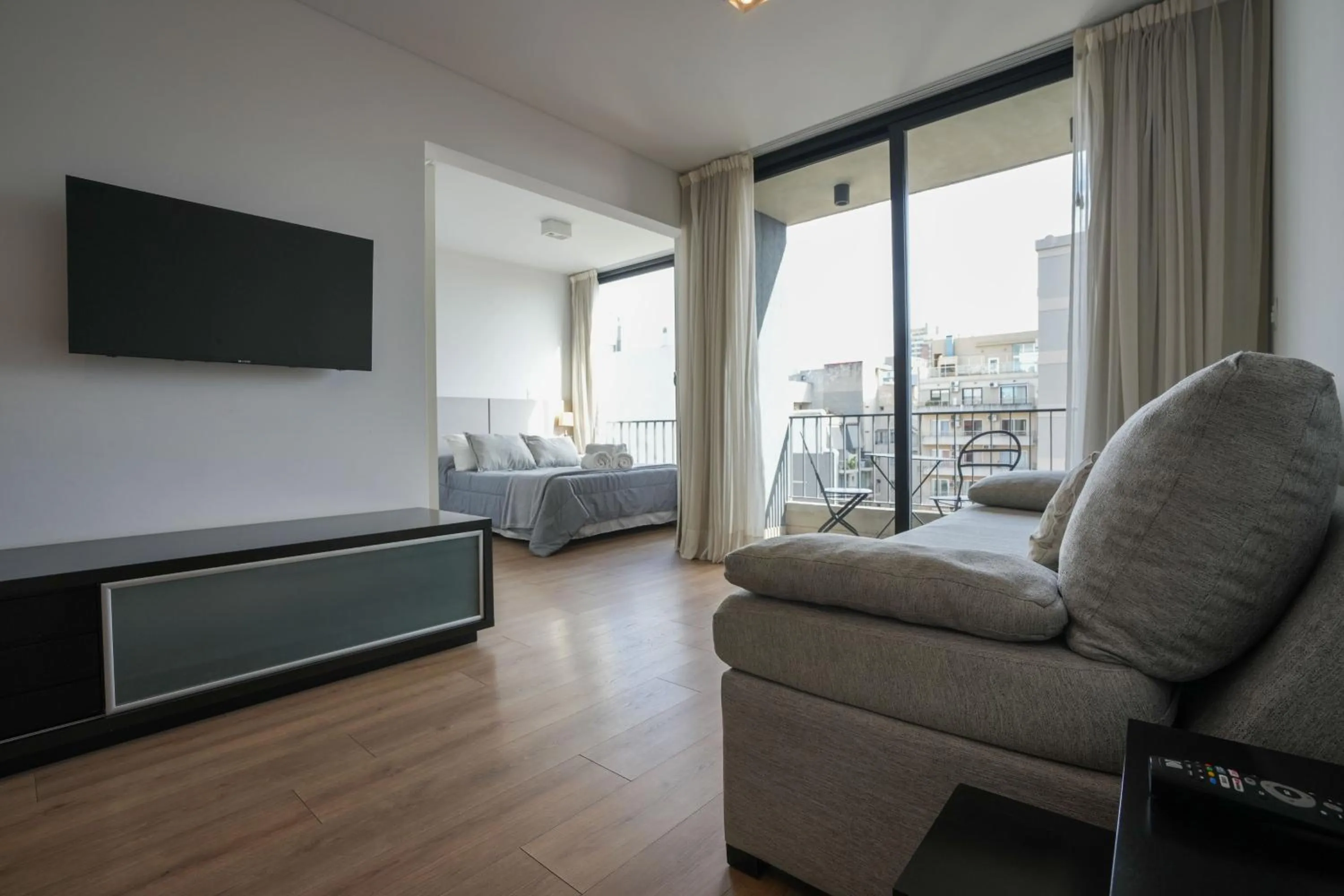 Photo of the whole room in Monroe Suites