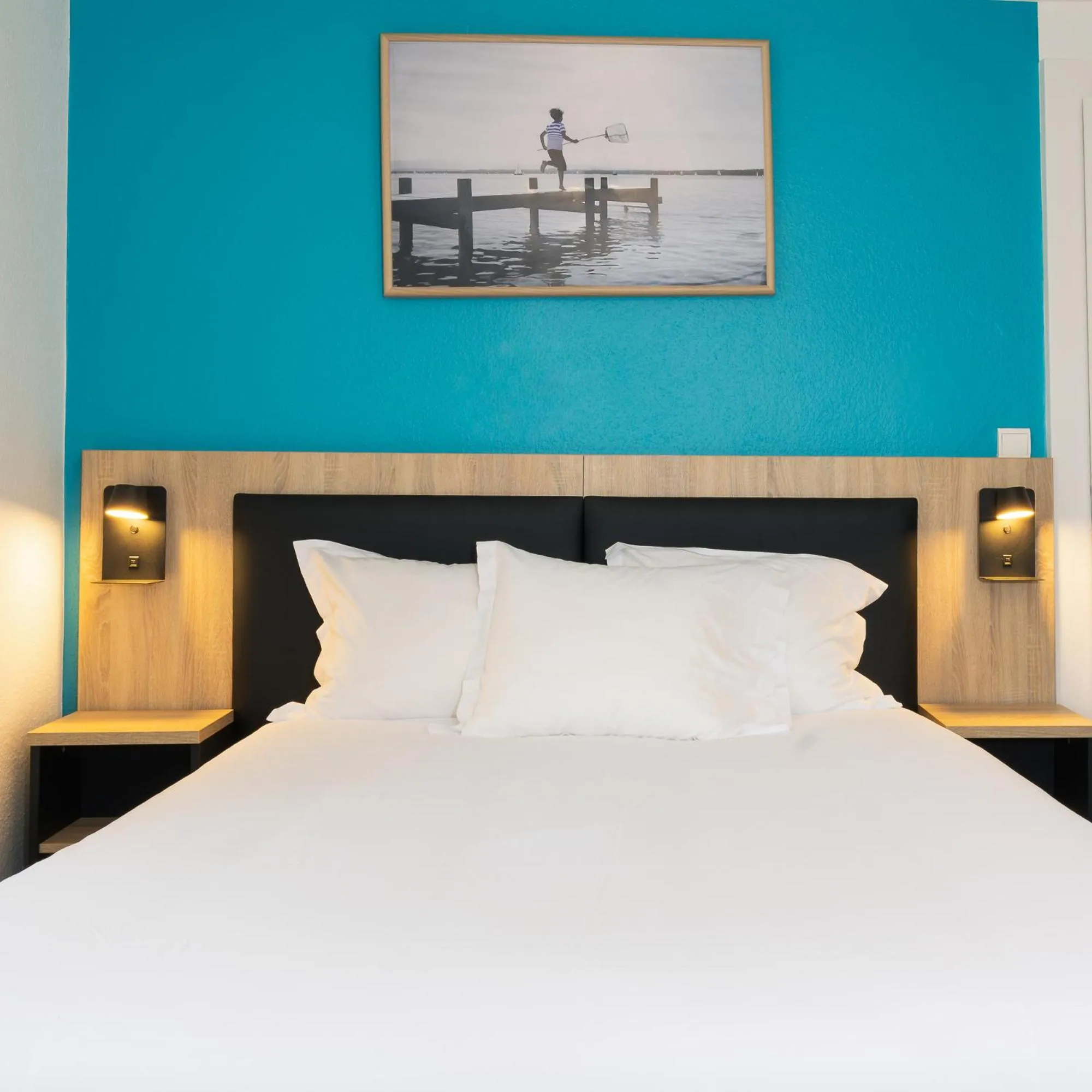 Property building, Bed in Hôtel de France - Le Patriarche