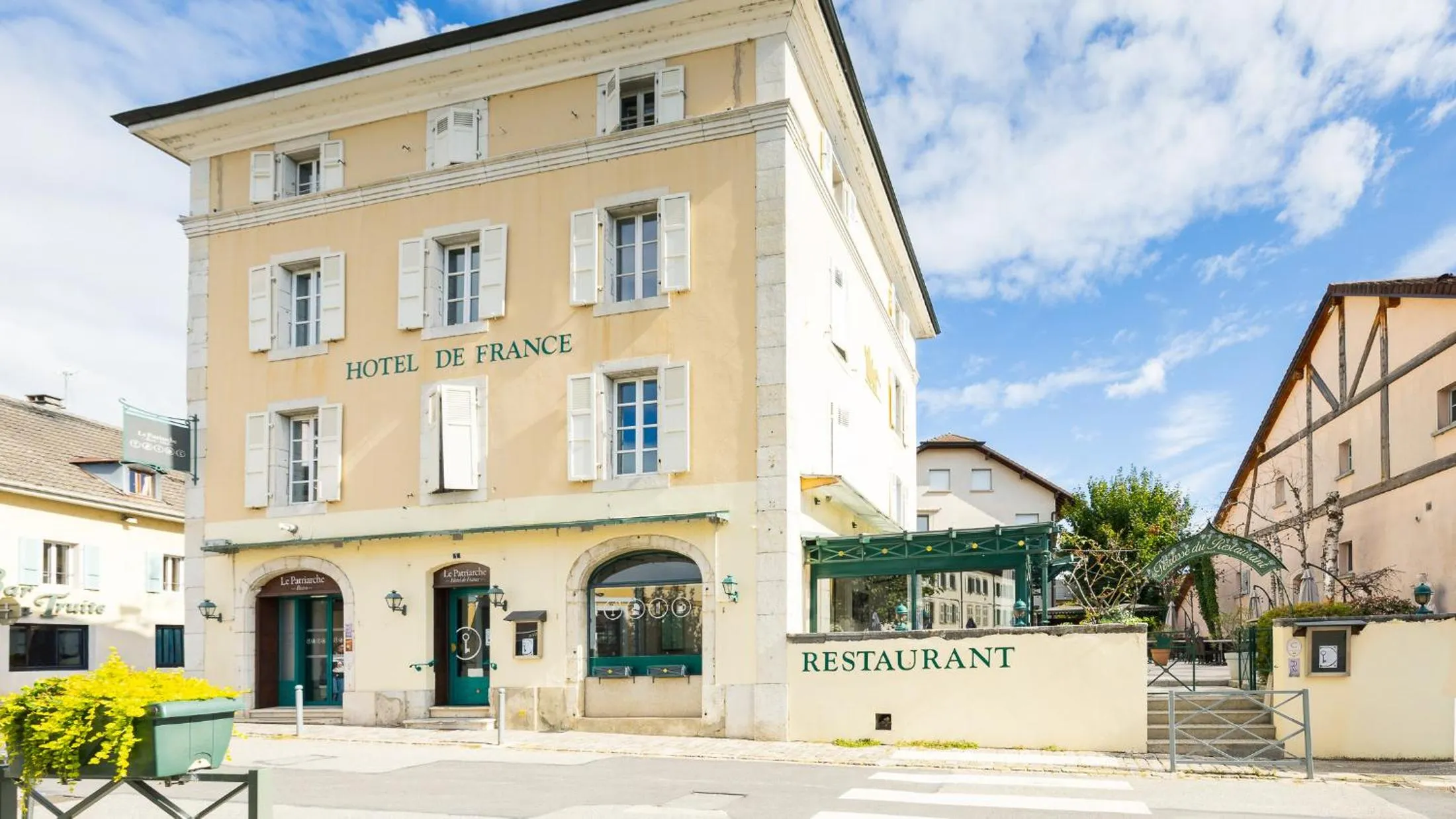 Property building in Hôtel de France - Le Patriarche