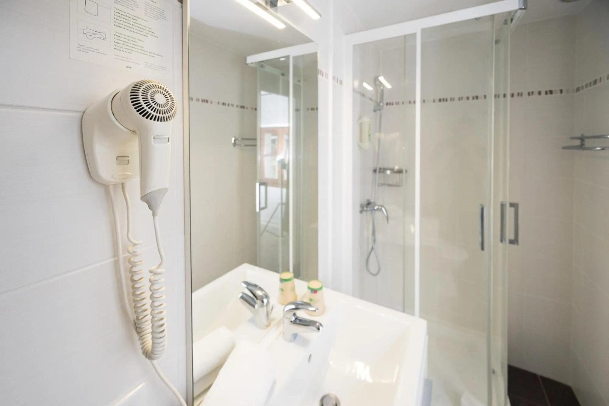 Shower in Hôtel de France - Le Patriarche