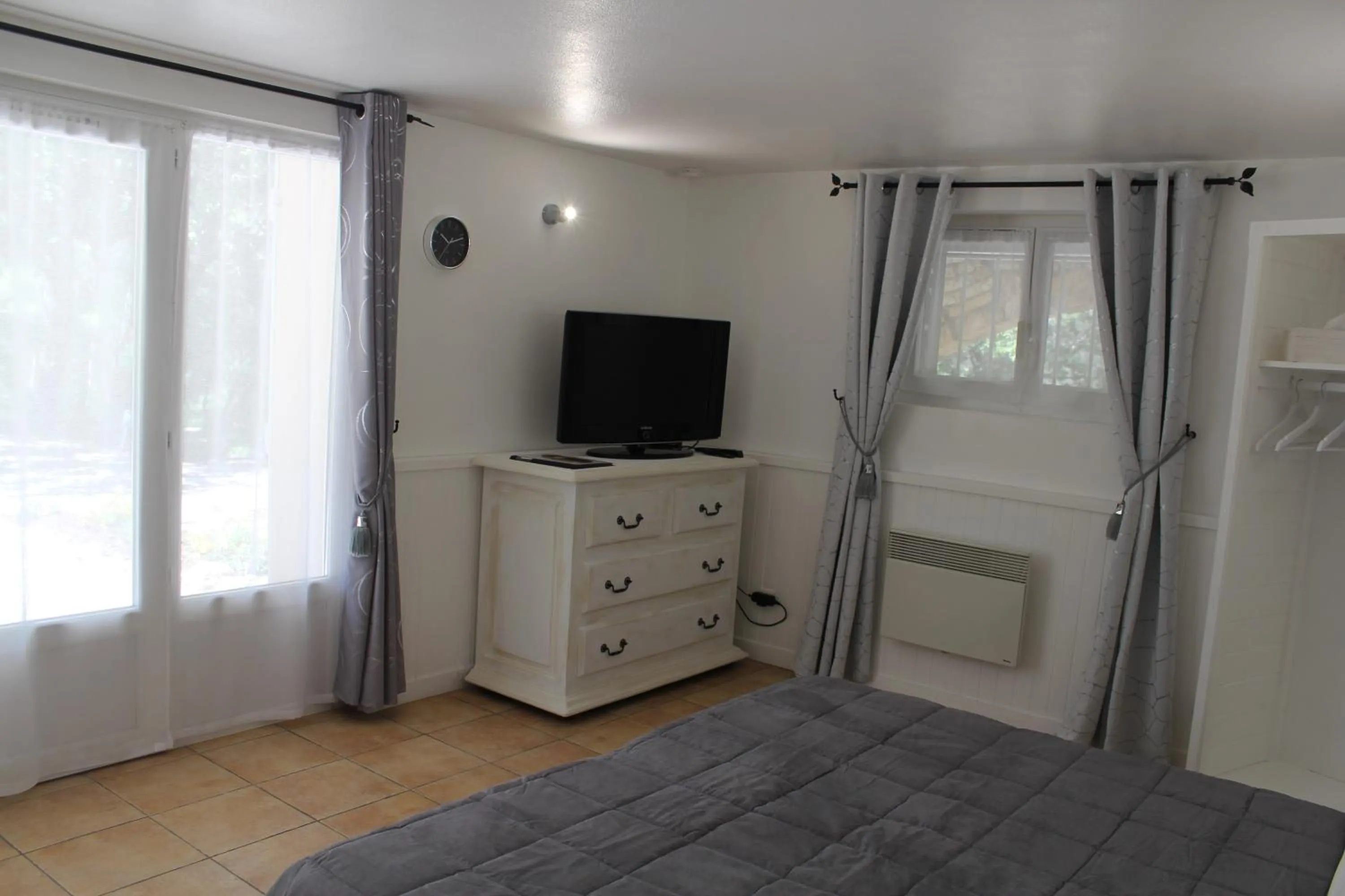 TV and multimedia, Bed in Le Mas des Chênes