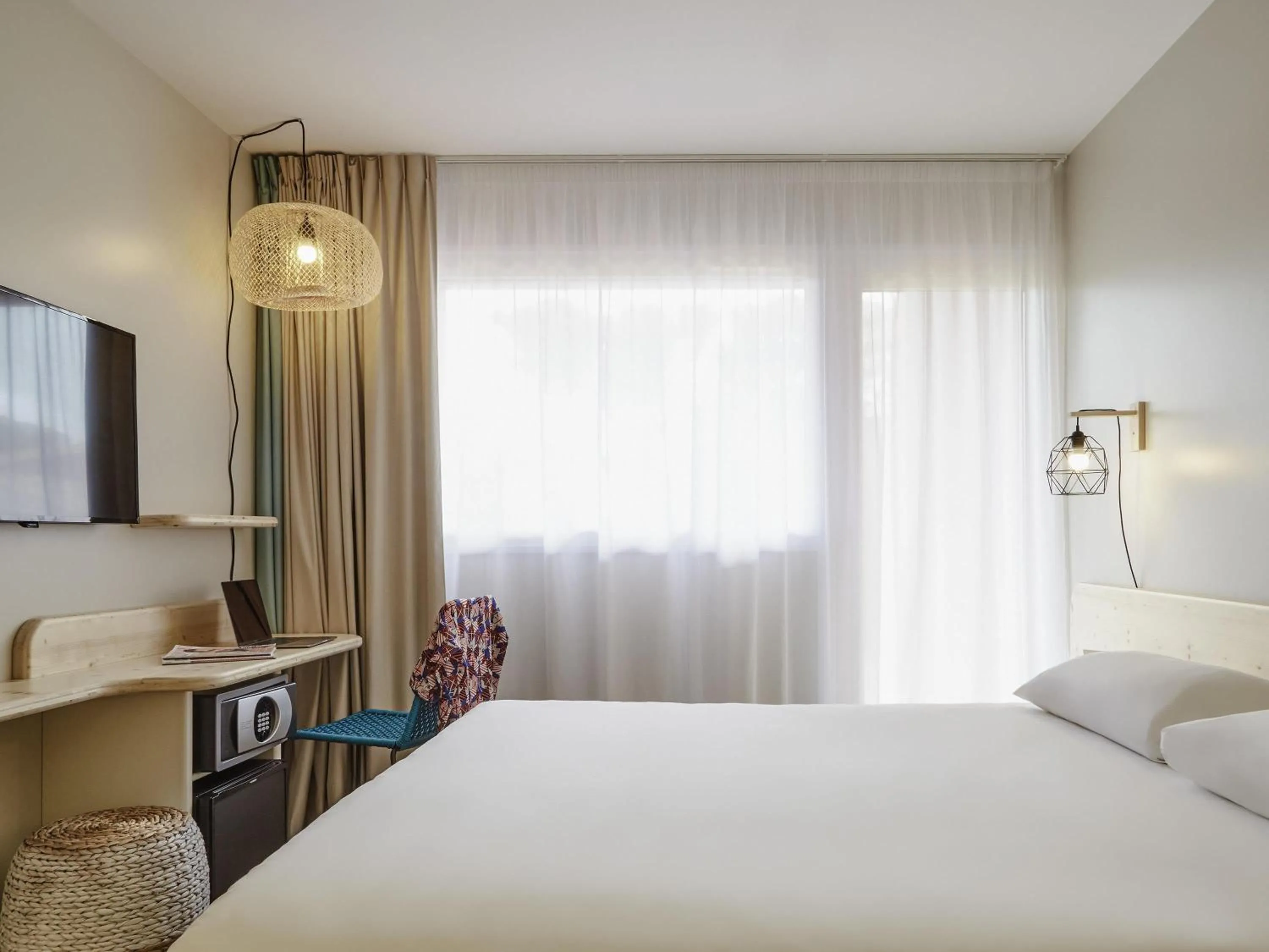 Bedroom, Bed in ibis Thalassa Hyeres Plage