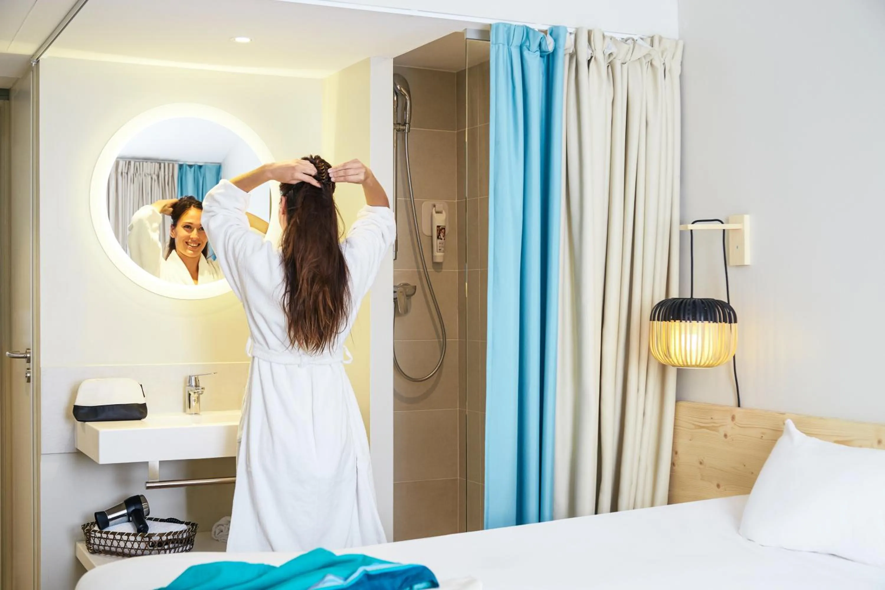 Bathroom, Bed in ibis Thalassa Hyeres Plage