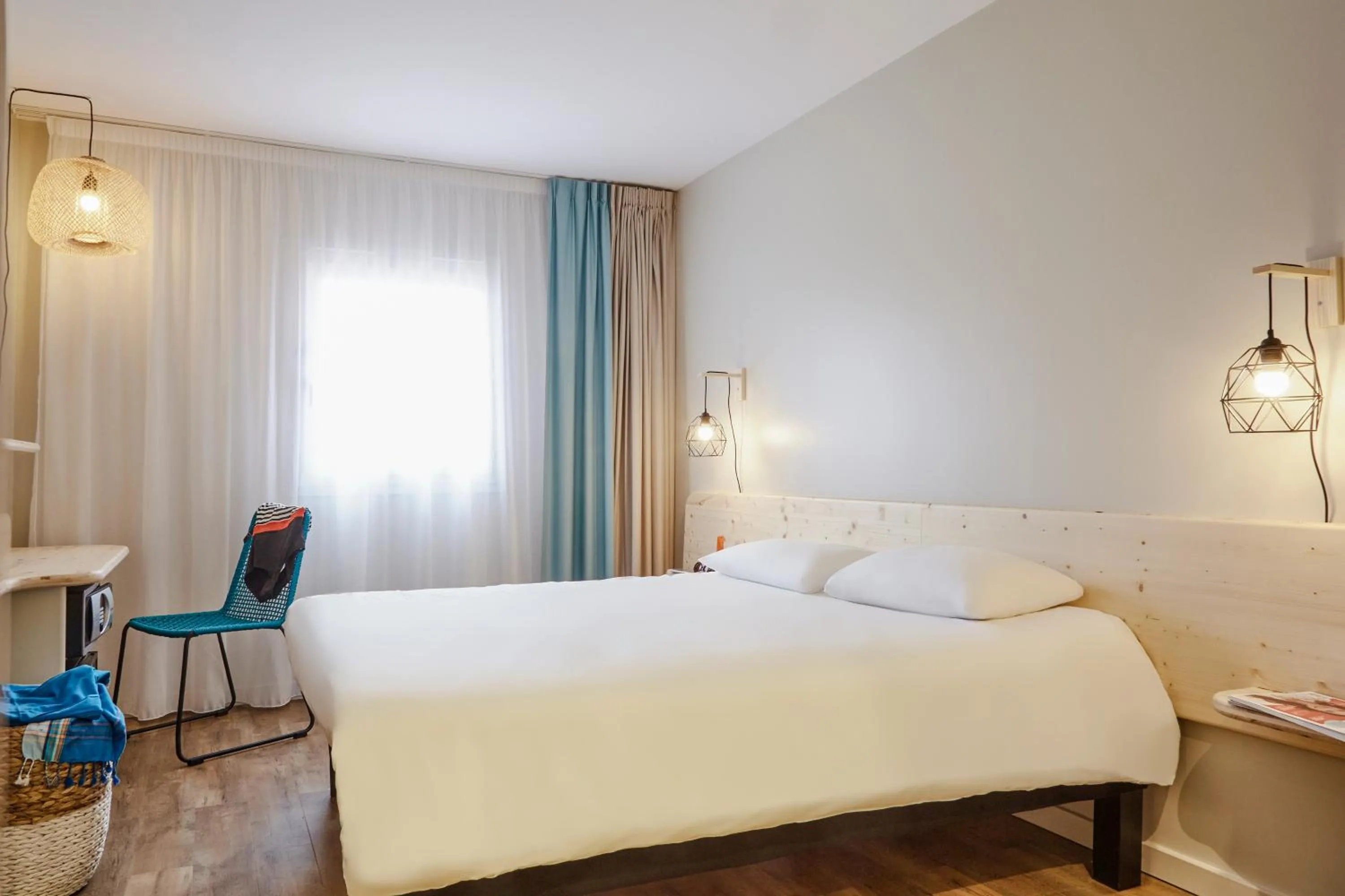 Bedroom, Bed in ibis Thalassa Hyeres Plage