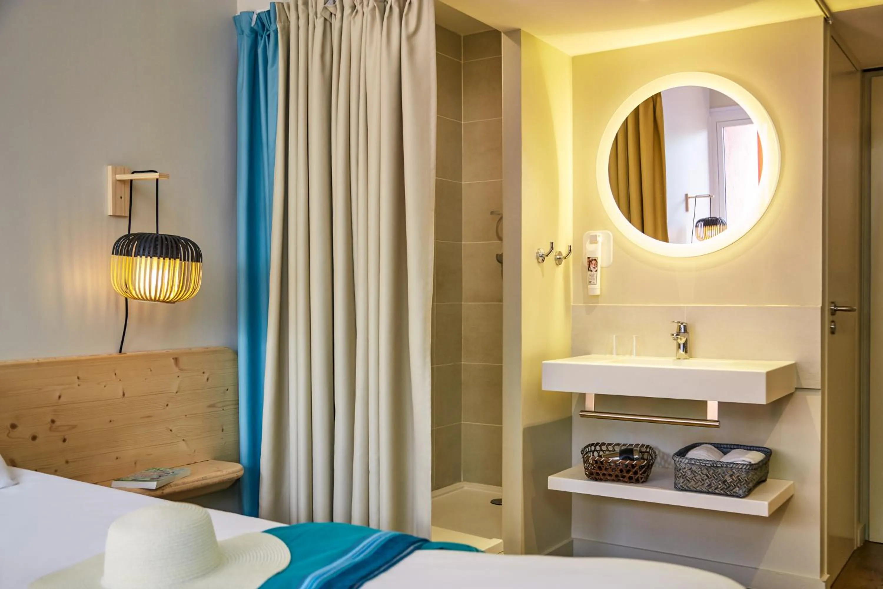 Bathroom, Bed in ibis Thalassa Hyeres Plage