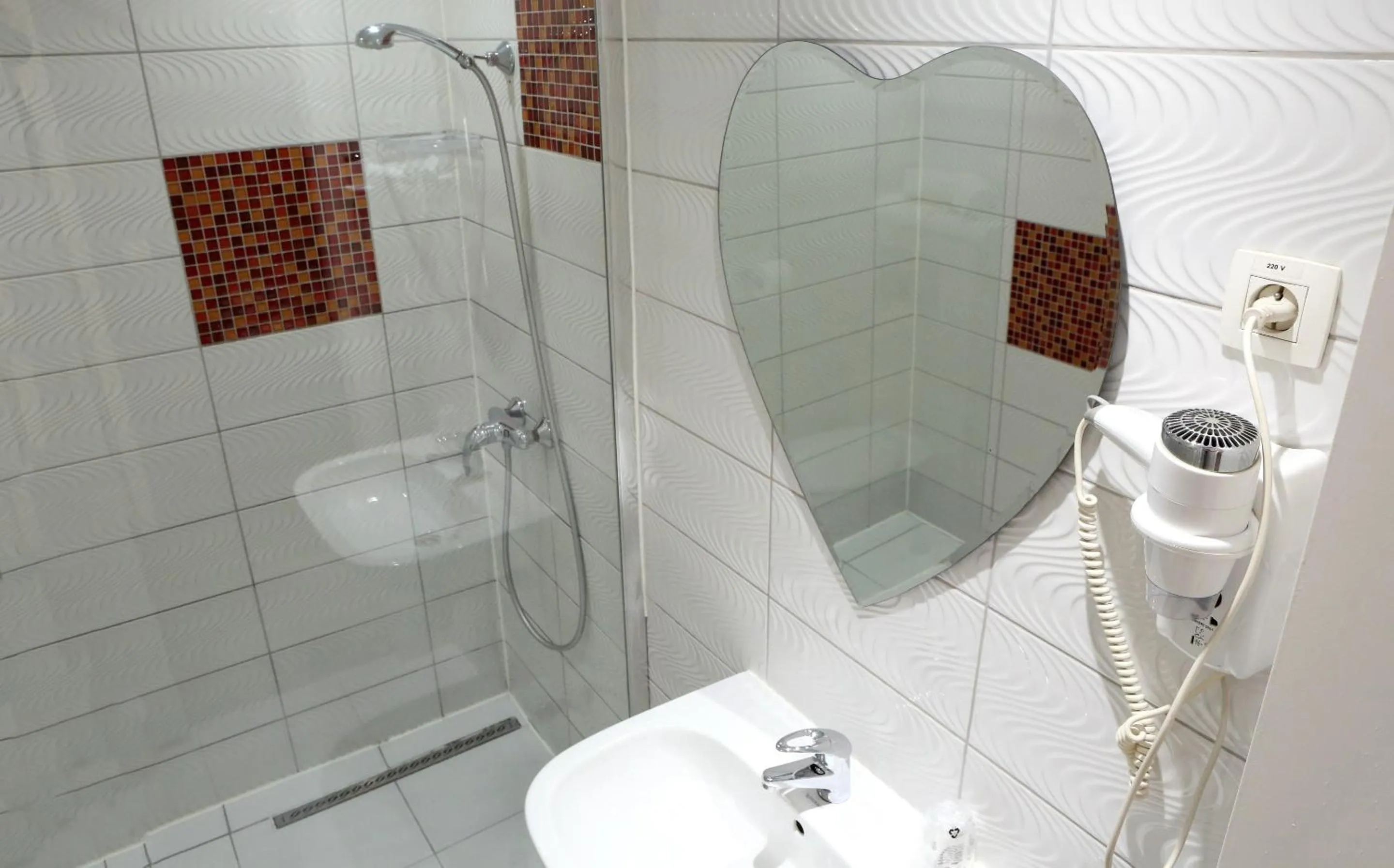 Shower in Hotel Phenix