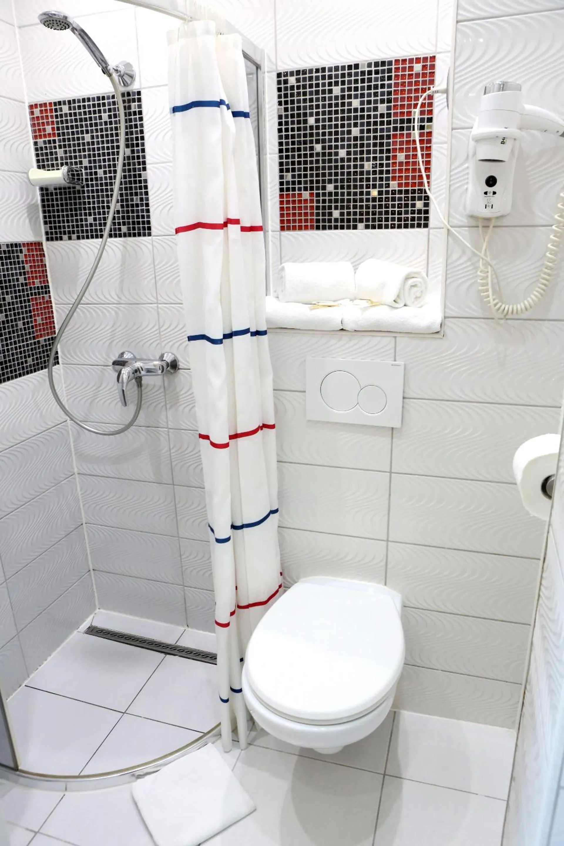 Shower in Hotel Phenix