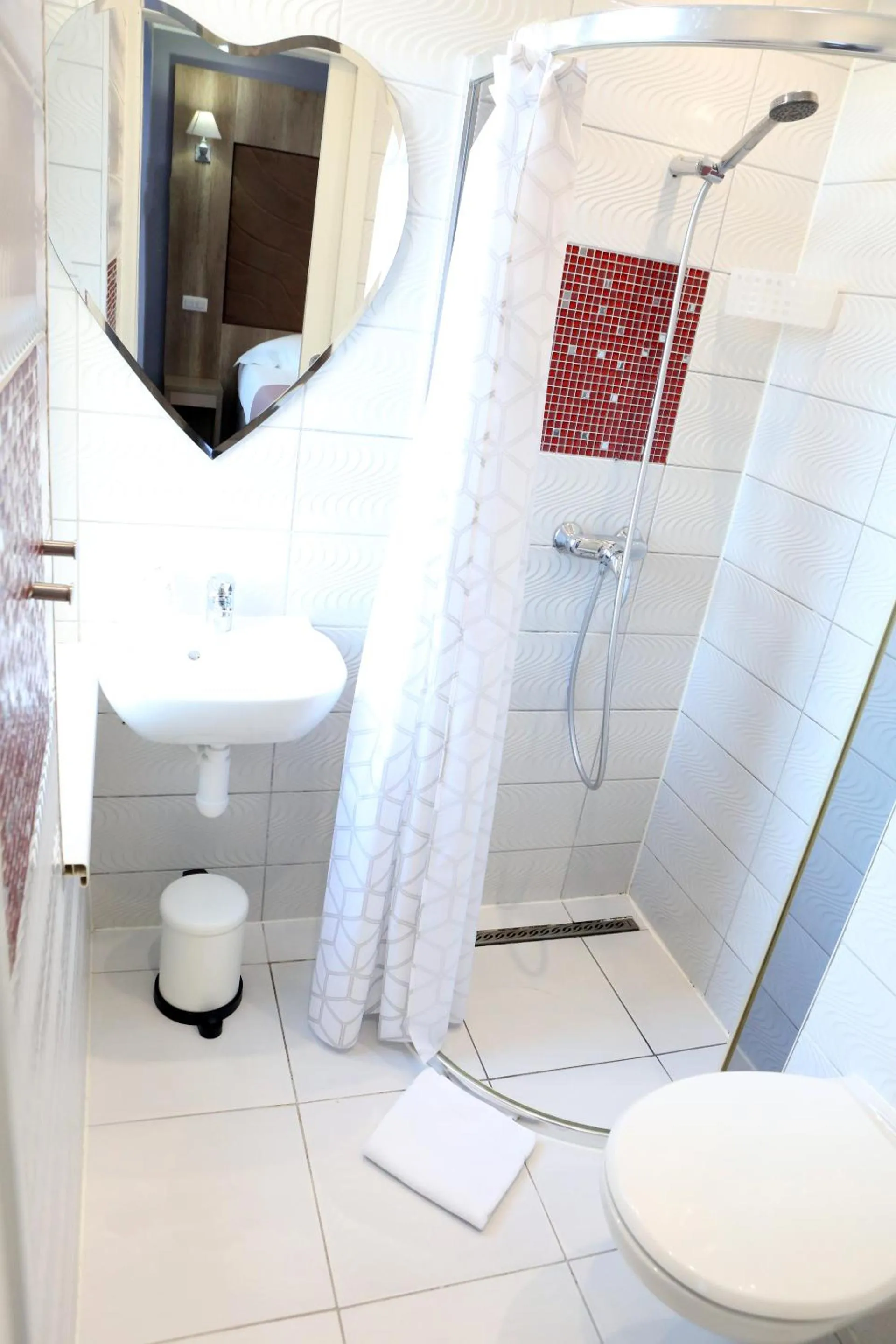 Shower in Hotel Phenix