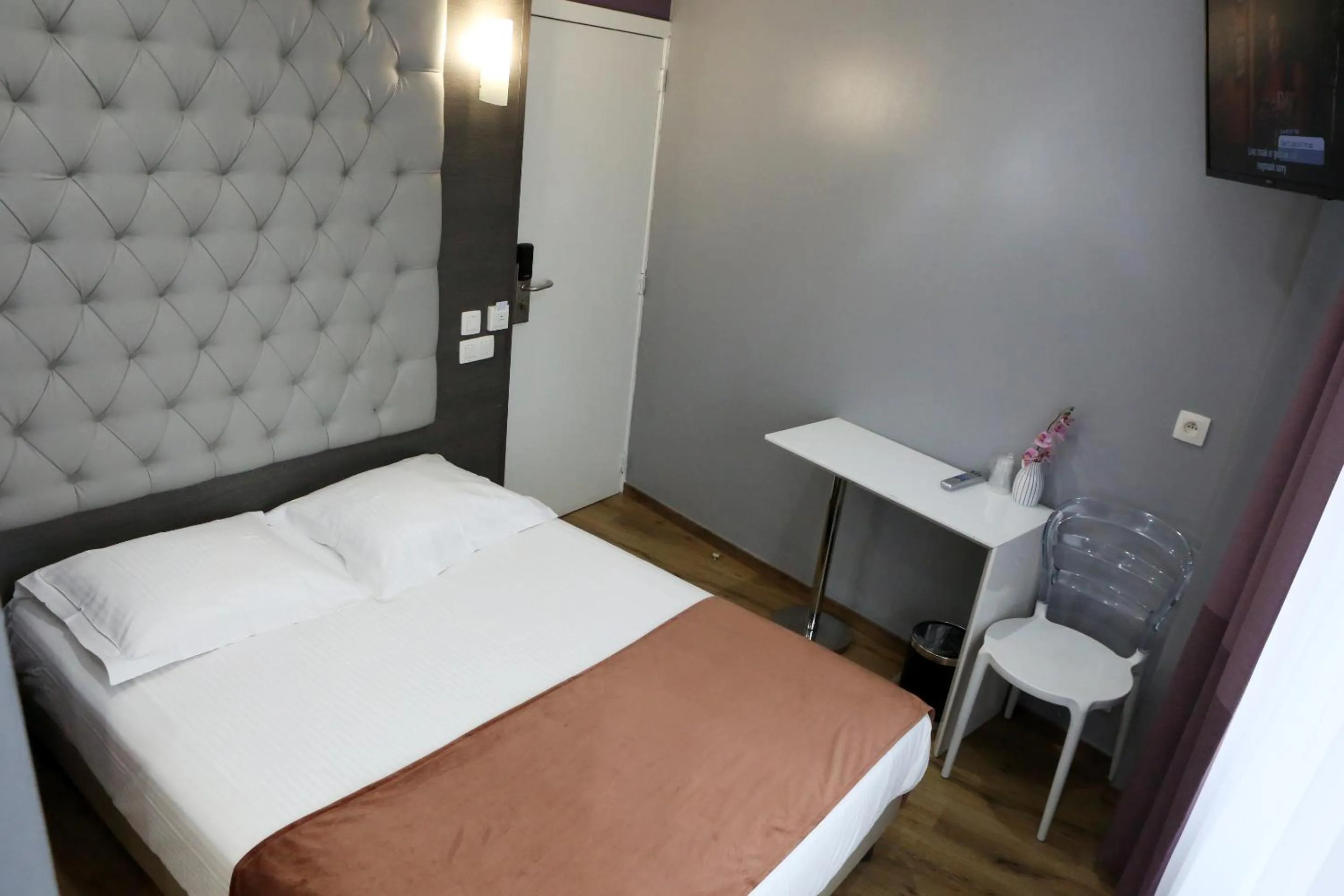 Bedroom, Bed in Hotel Phenix