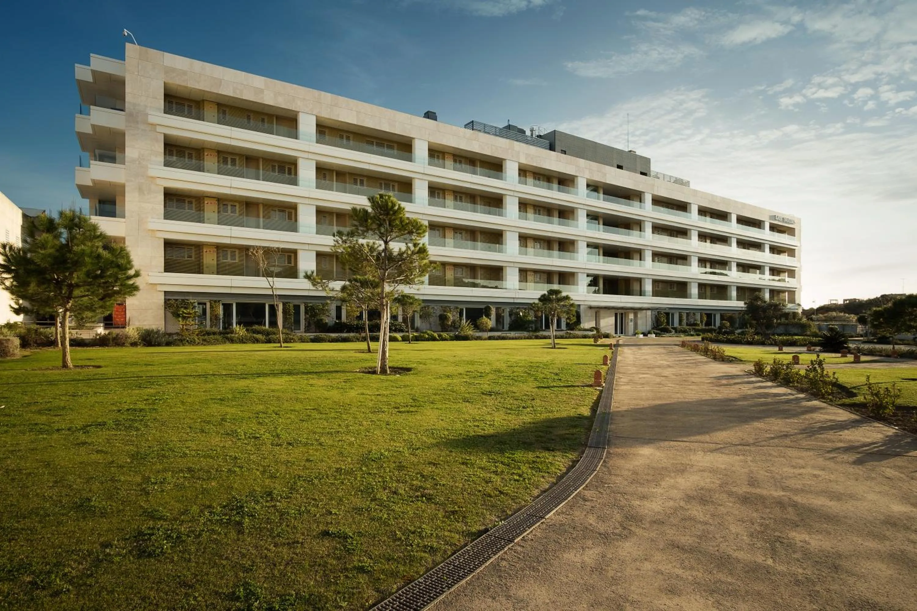 Facade/entrance in Suites Puerto Sherry