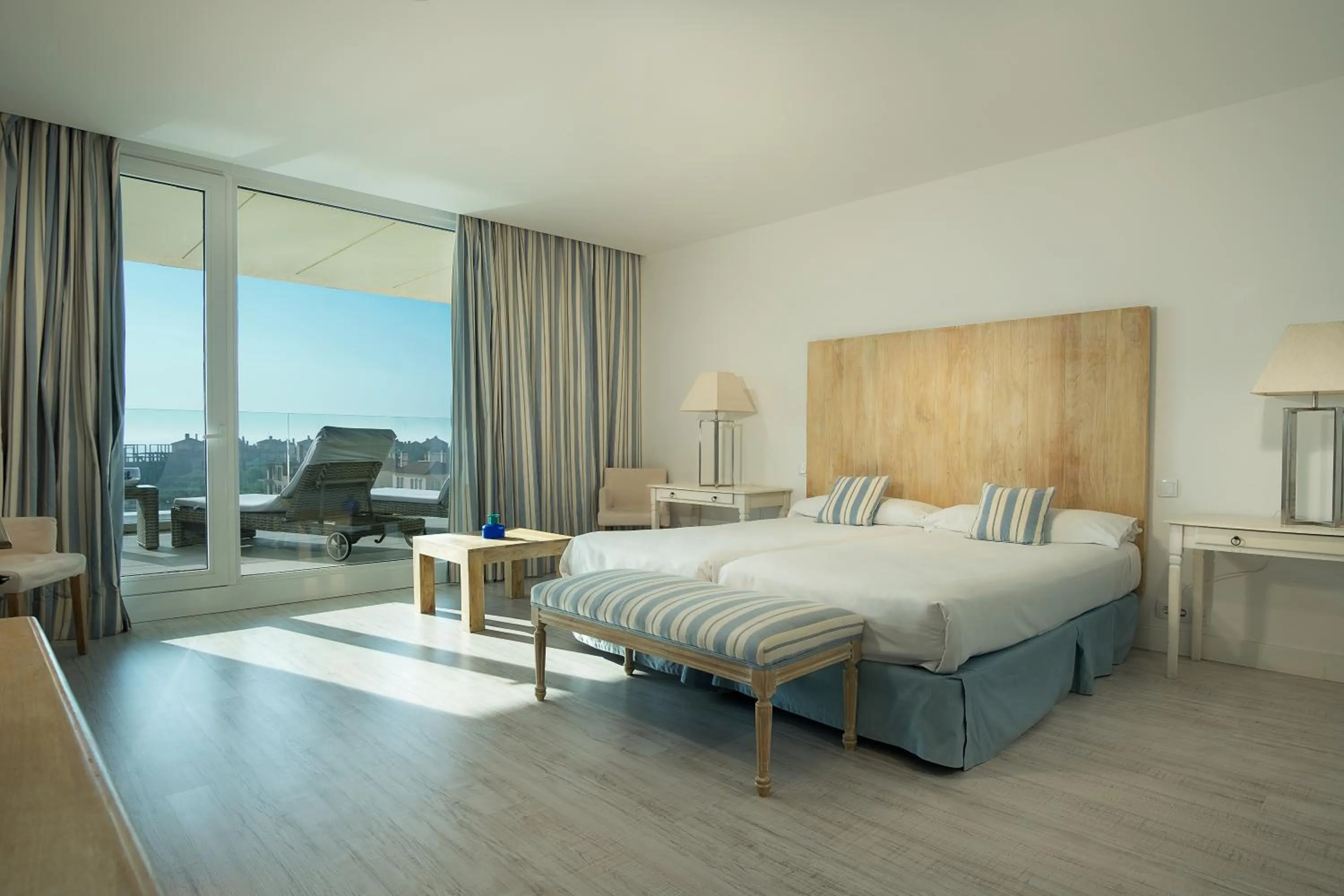 Bedroom, Bed in Suites Puerto Sherry