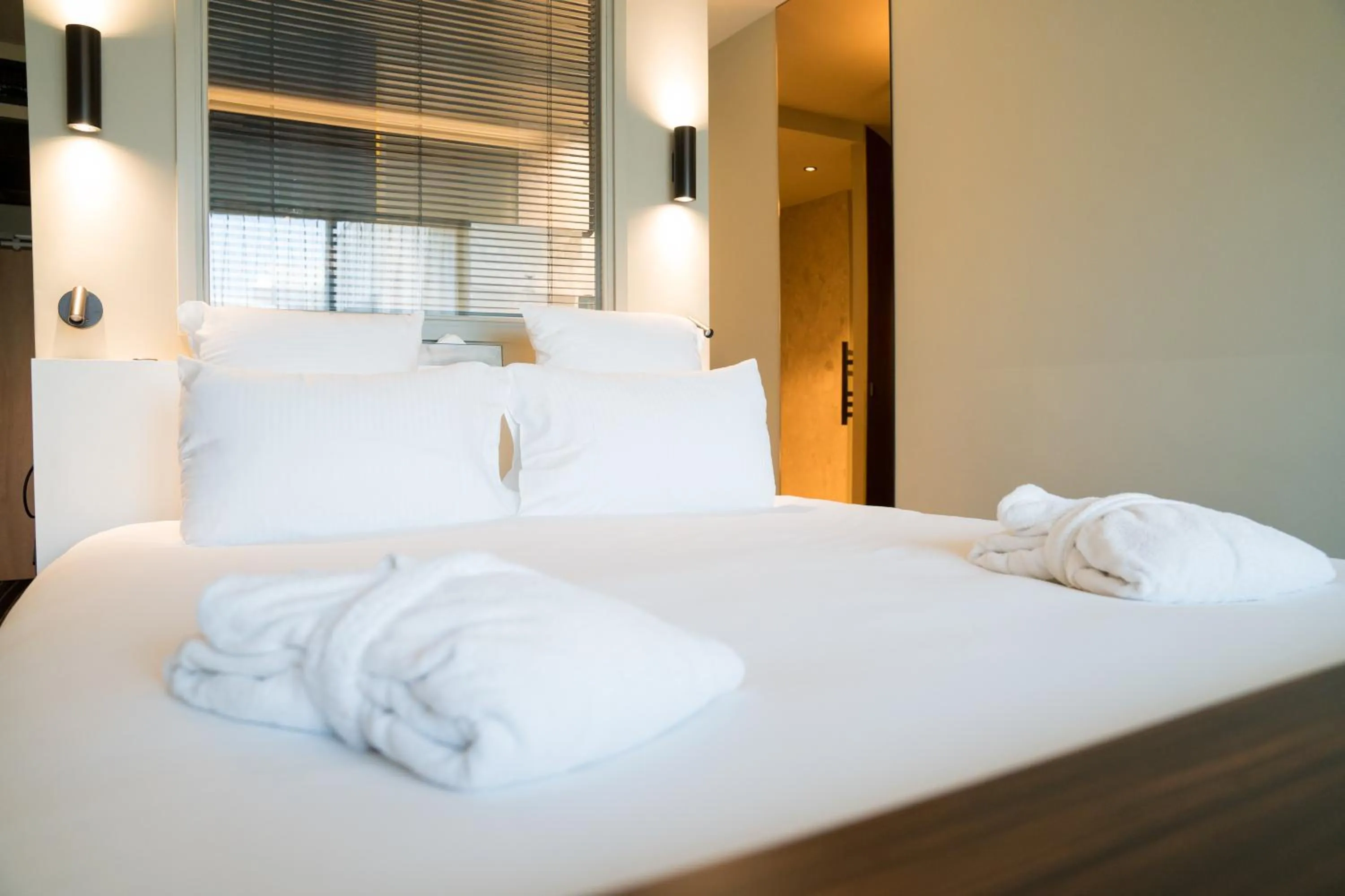 Bed in Best Western Premier Clos Syrah Hotel & Spa