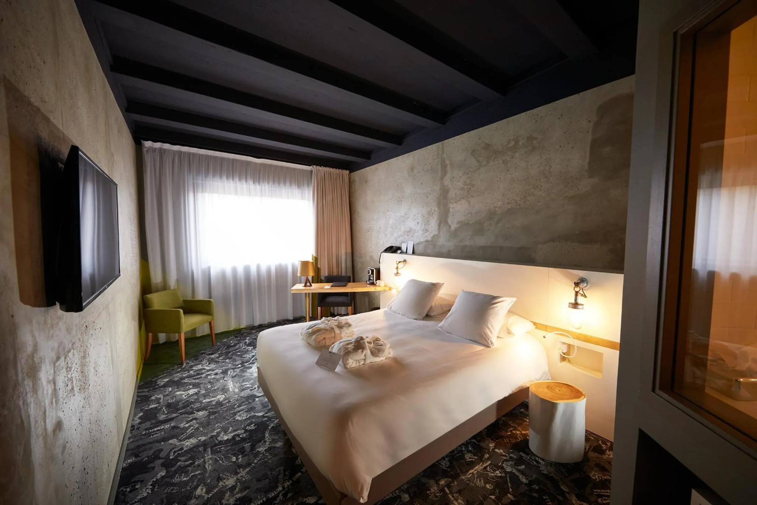 Bed in Best Western Premier Clos Syrah Hotel & Spa