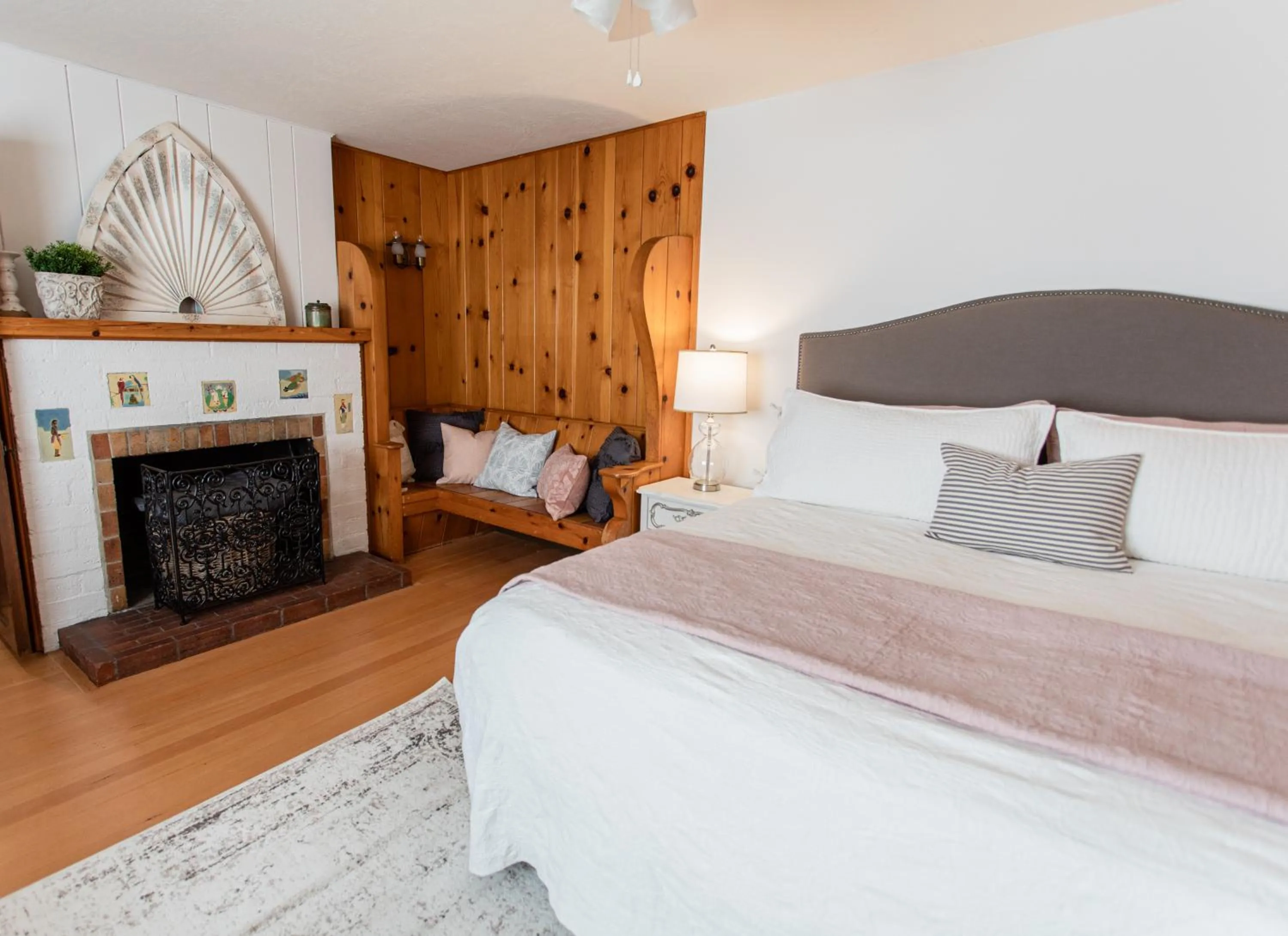 Bedroom, Bed in Hummingbird Estate