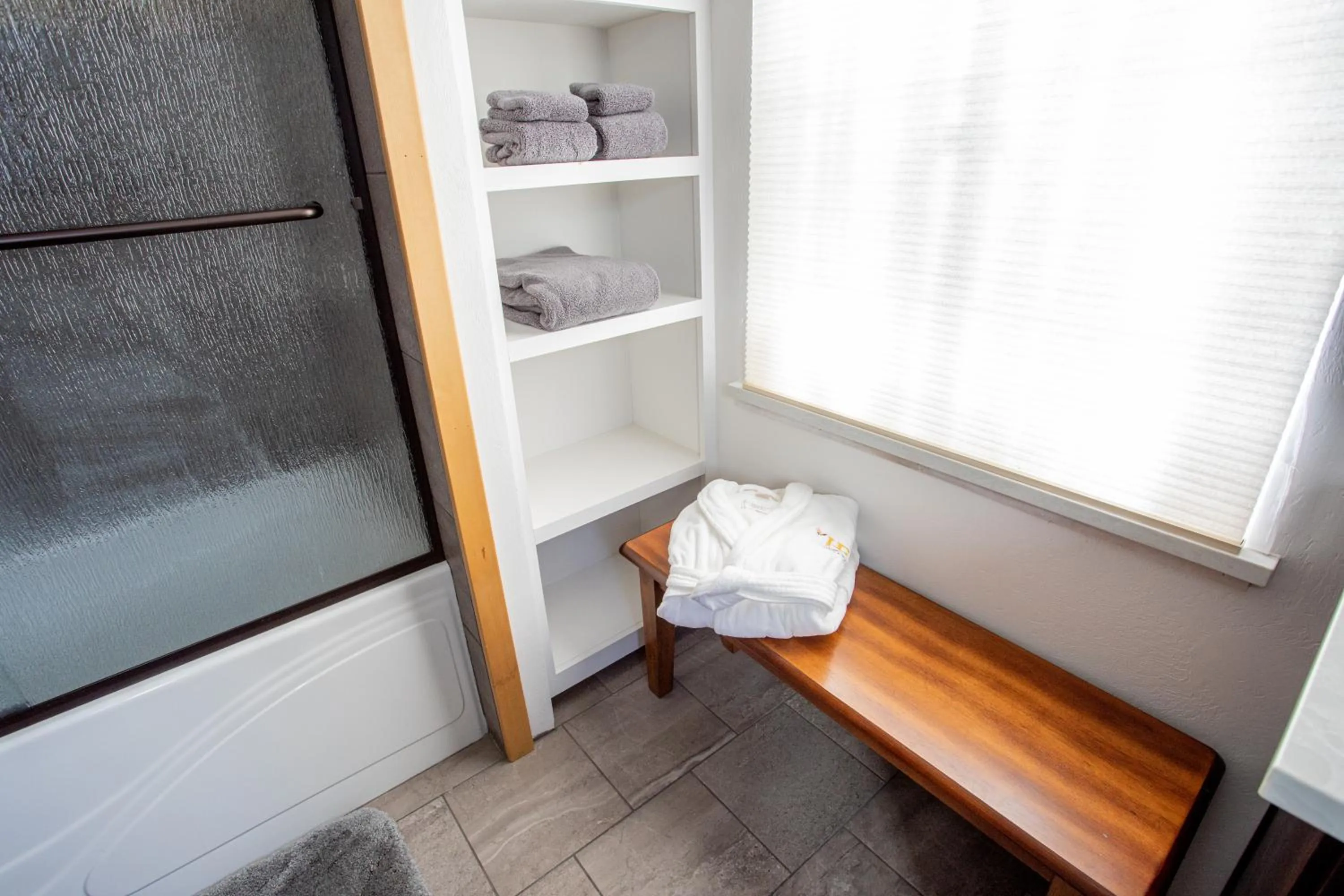 Bathroom, Bed in Hummingbird Estate