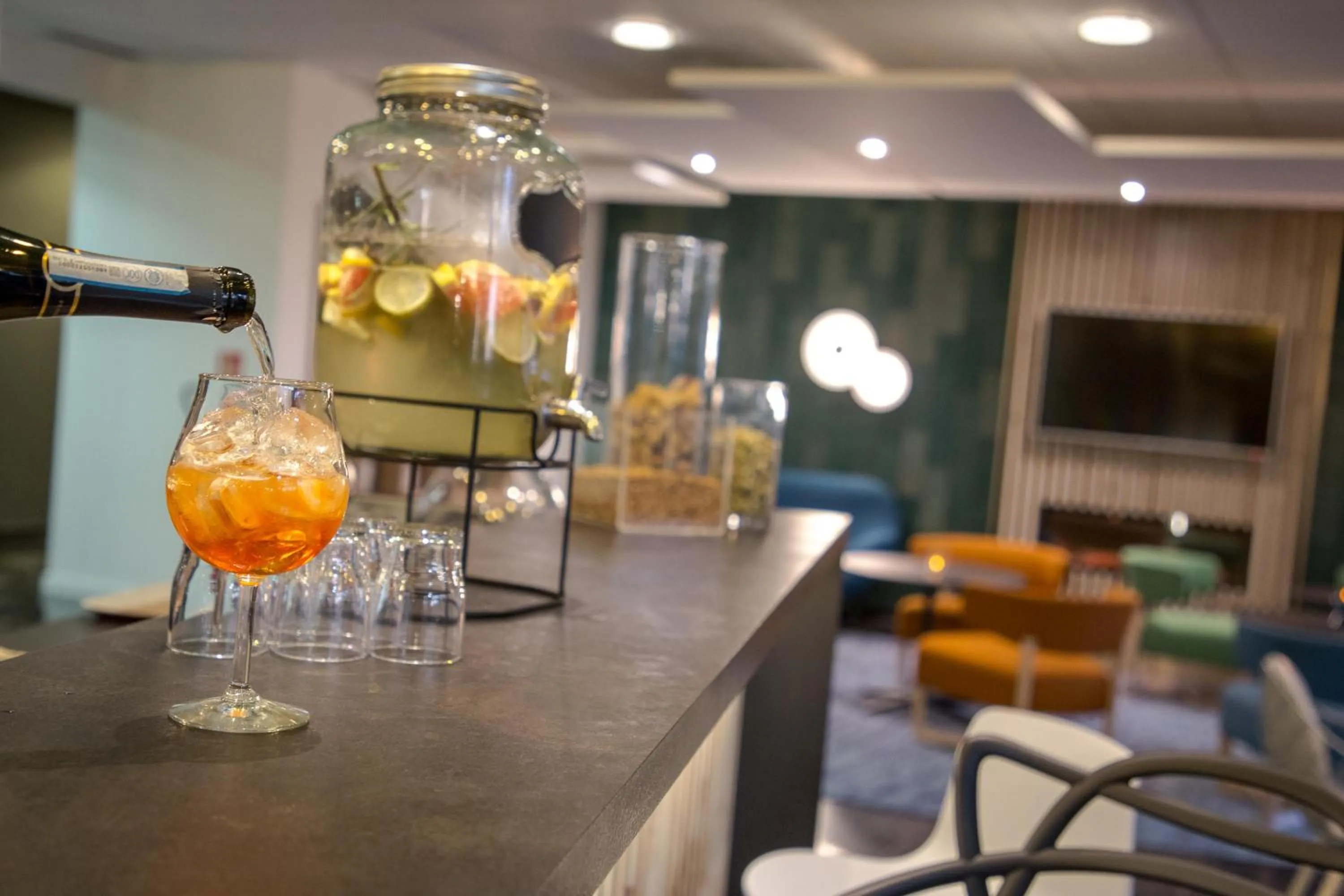 Lounge or bar in Ibis Cavaillon Portes du Luberon
