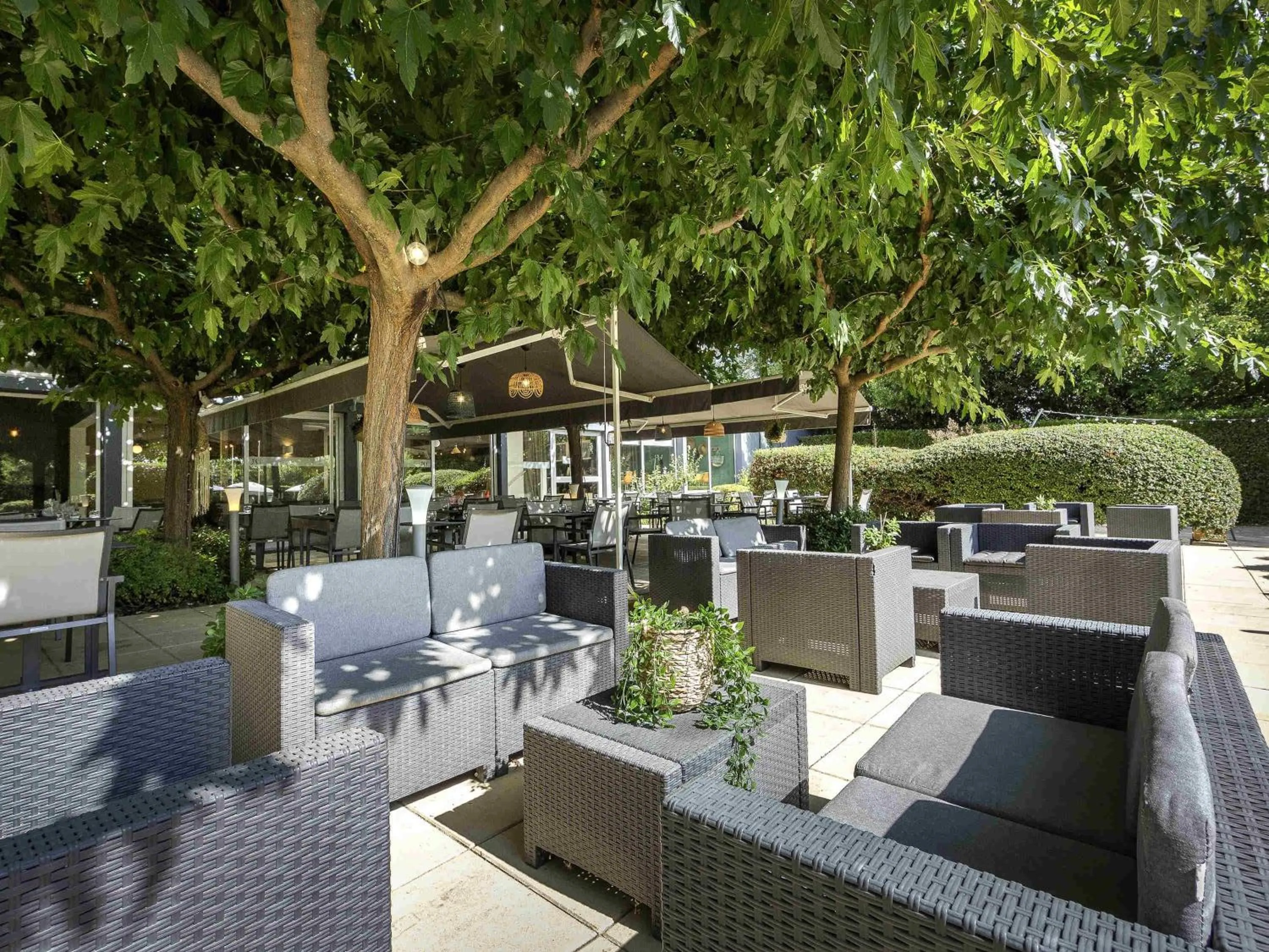 Lounge or bar in Ibis Cavaillon Portes du Luberon
