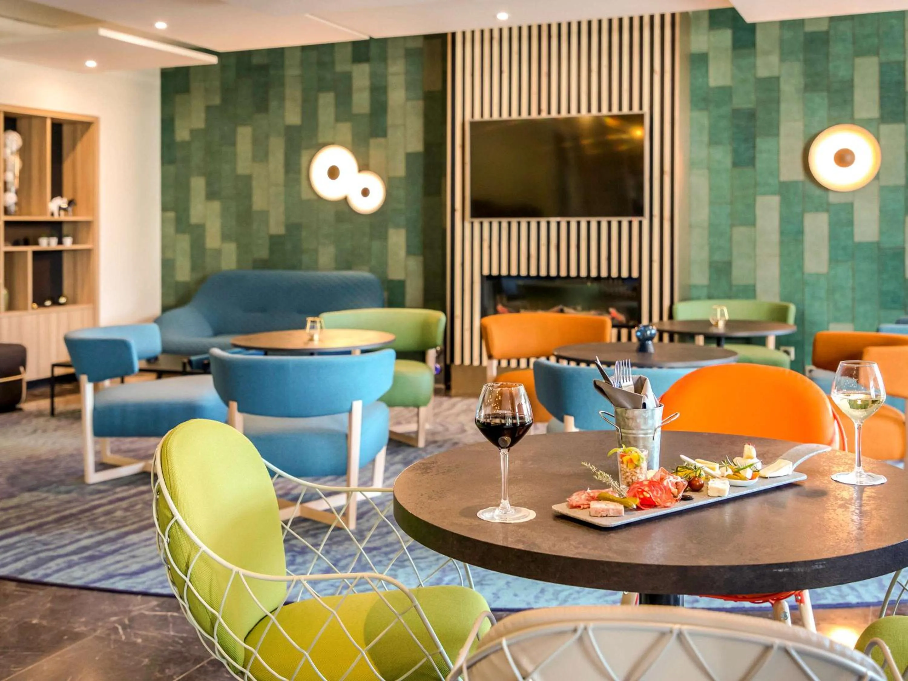 Lounge or bar in Ibis Cavaillon Portes du Luberon