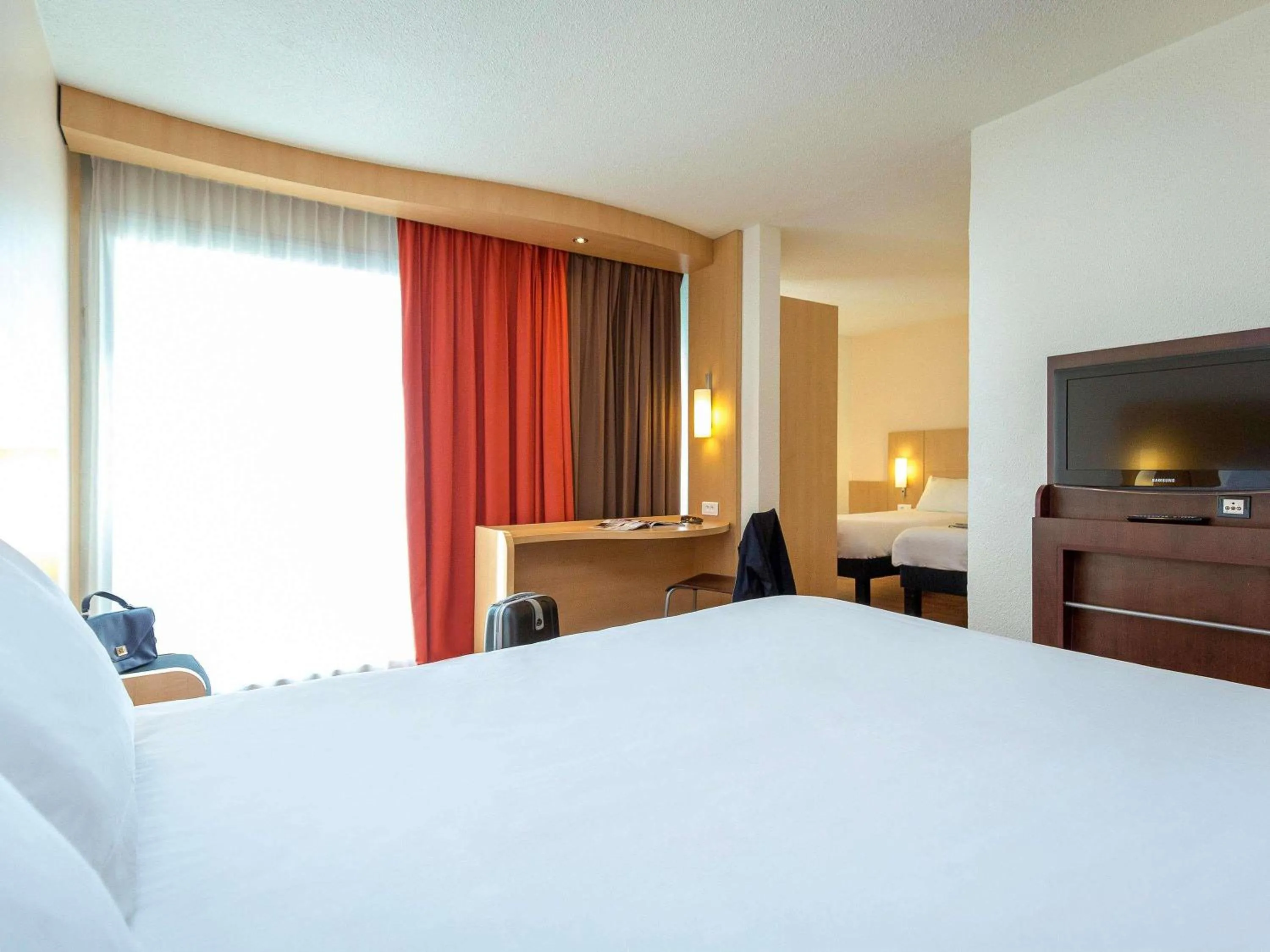 Property building, Bed in Ibis Cavaillon Portes du Luberon