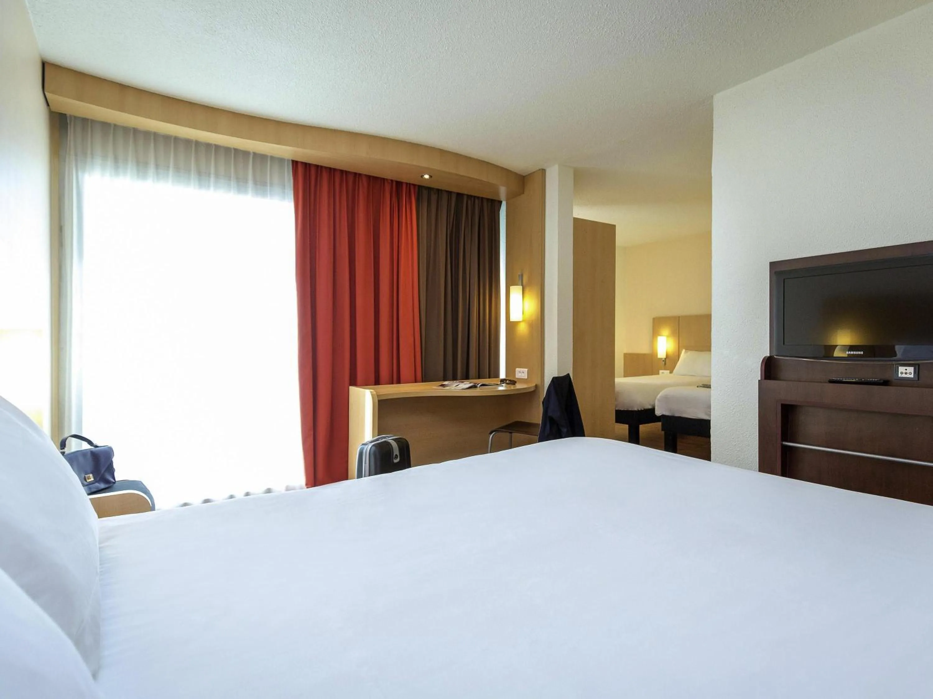 Bedroom, Bed in Ibis Cavaillon Portes du Luberon