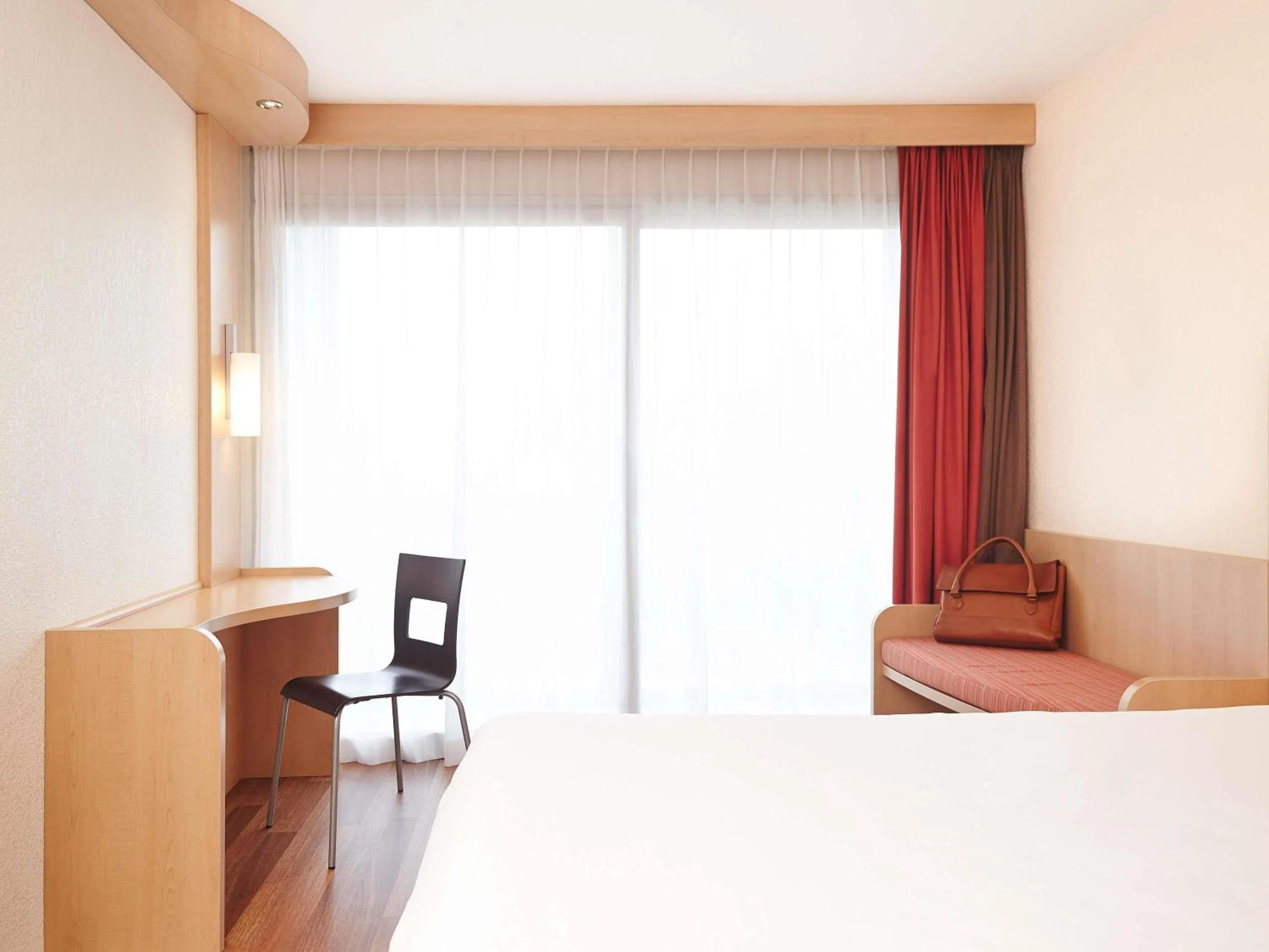 Bedroom, Bed in Ibis Cavaillon Portes du Luberon