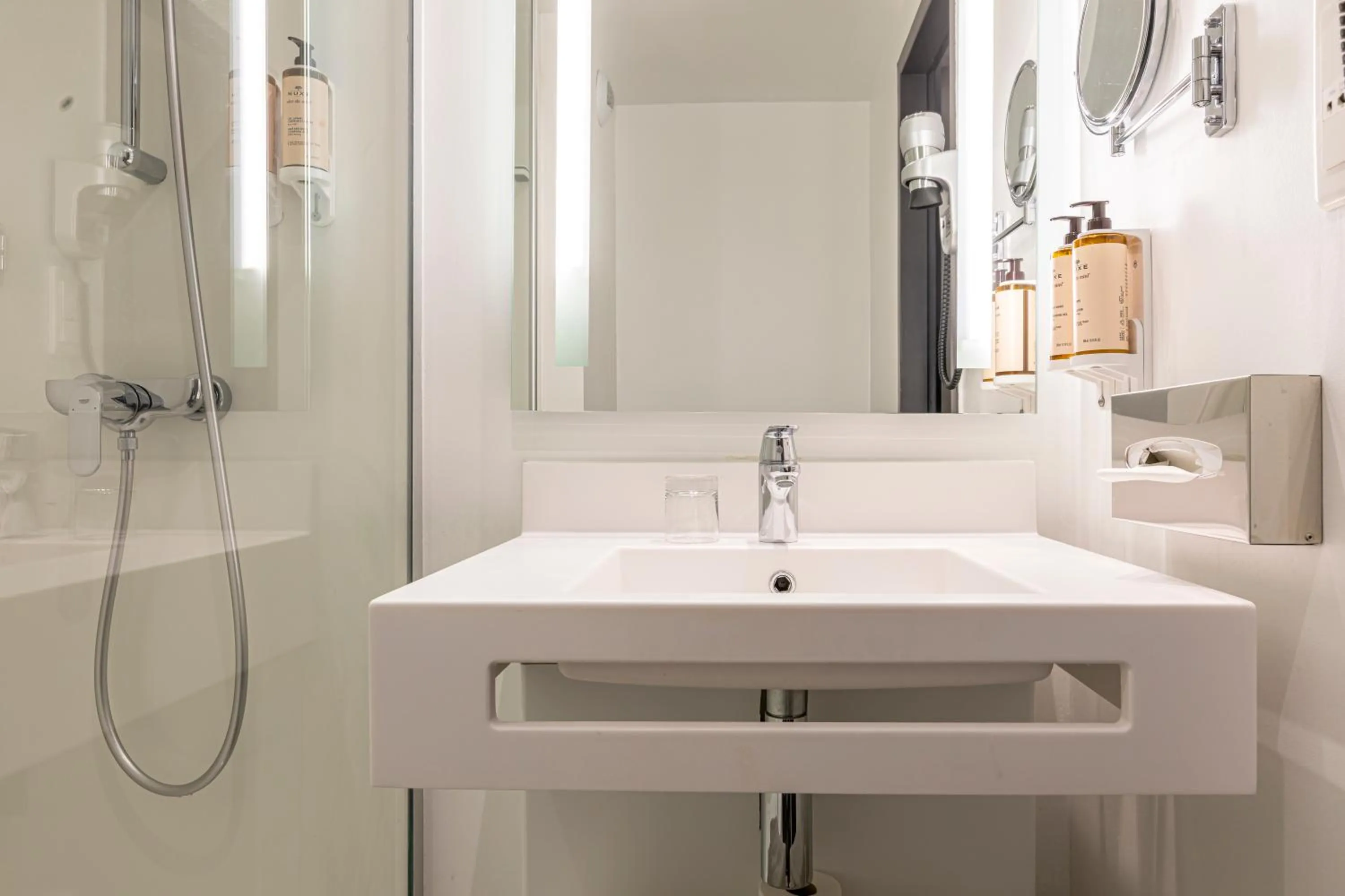 Shower in Mercure Paris Malakoff Parc des Expositions