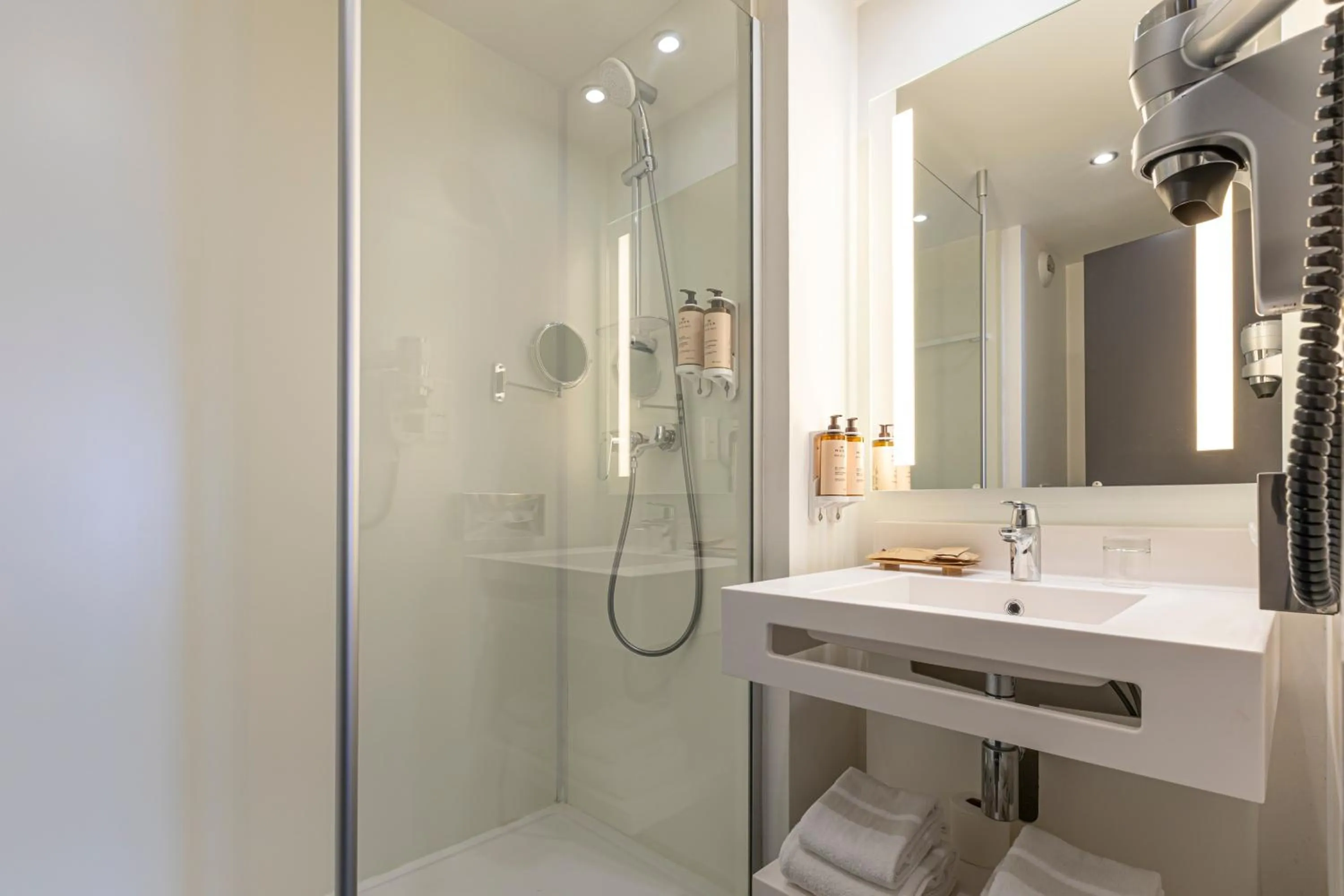 Shower in Mercure Paris Malakoff Parc des Expositions