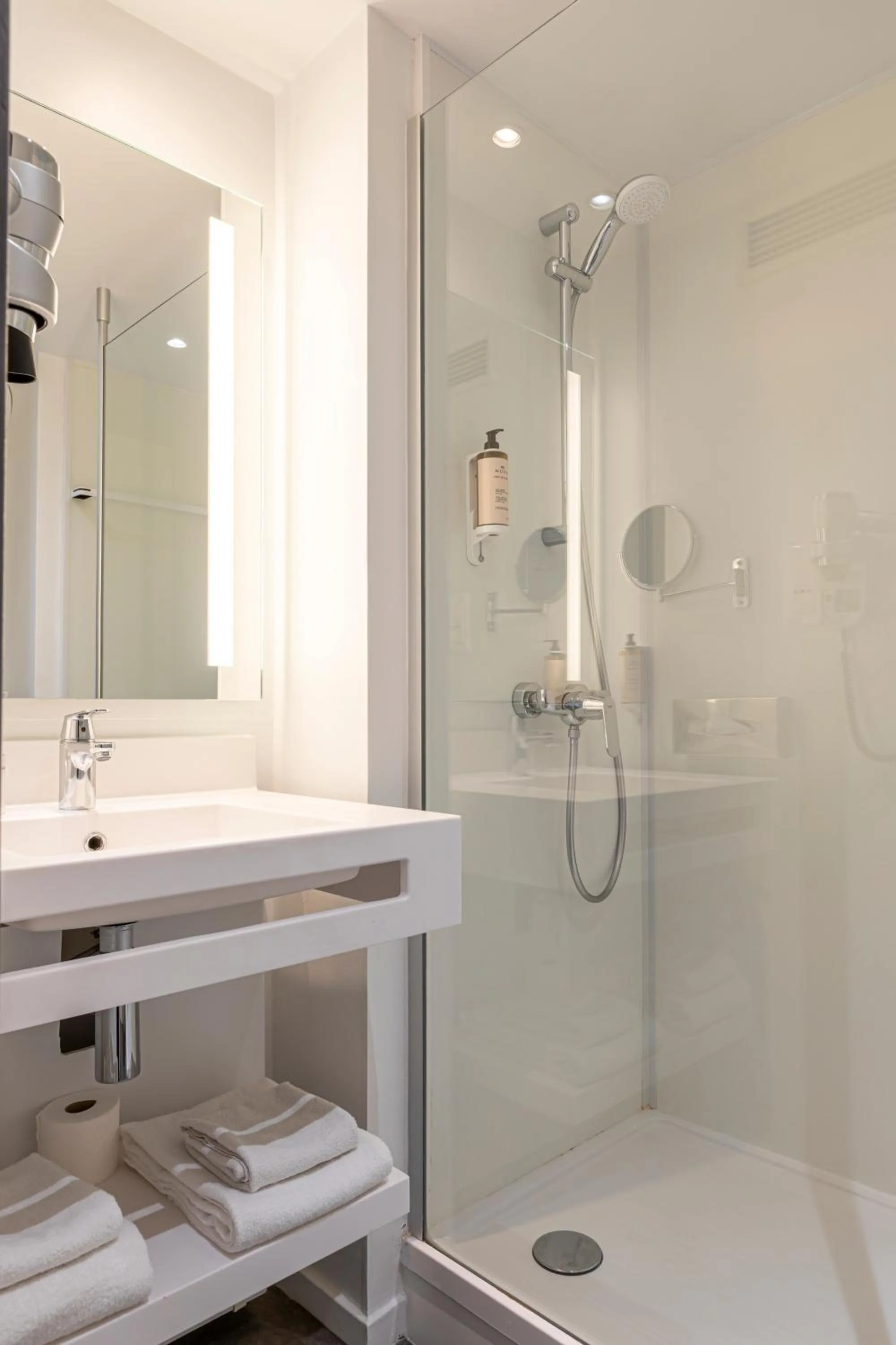 Shower in Mercure Paris Malakoff Parc des Expositions