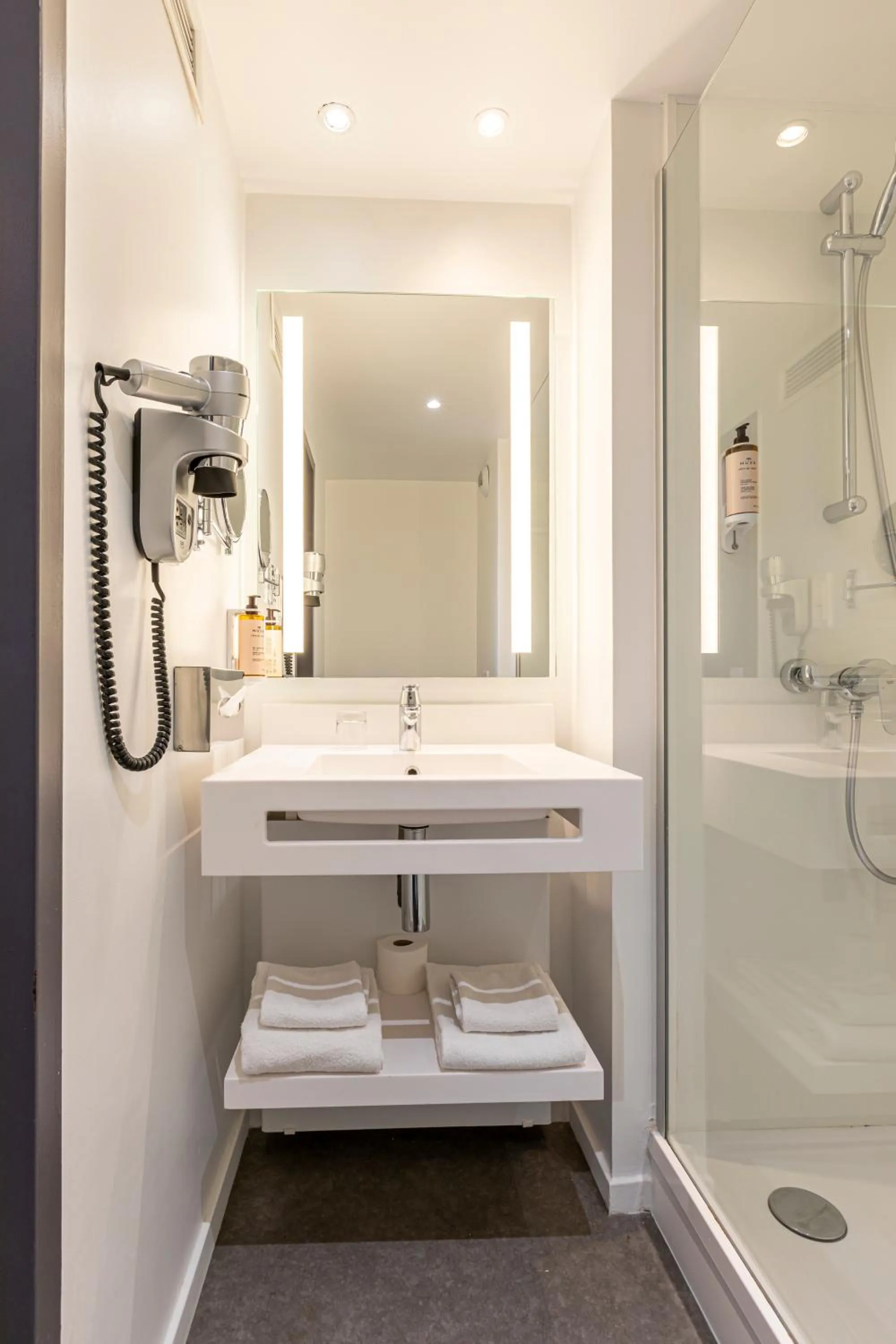 Shower in Mercure Paris Malakoff Parc des Expositions