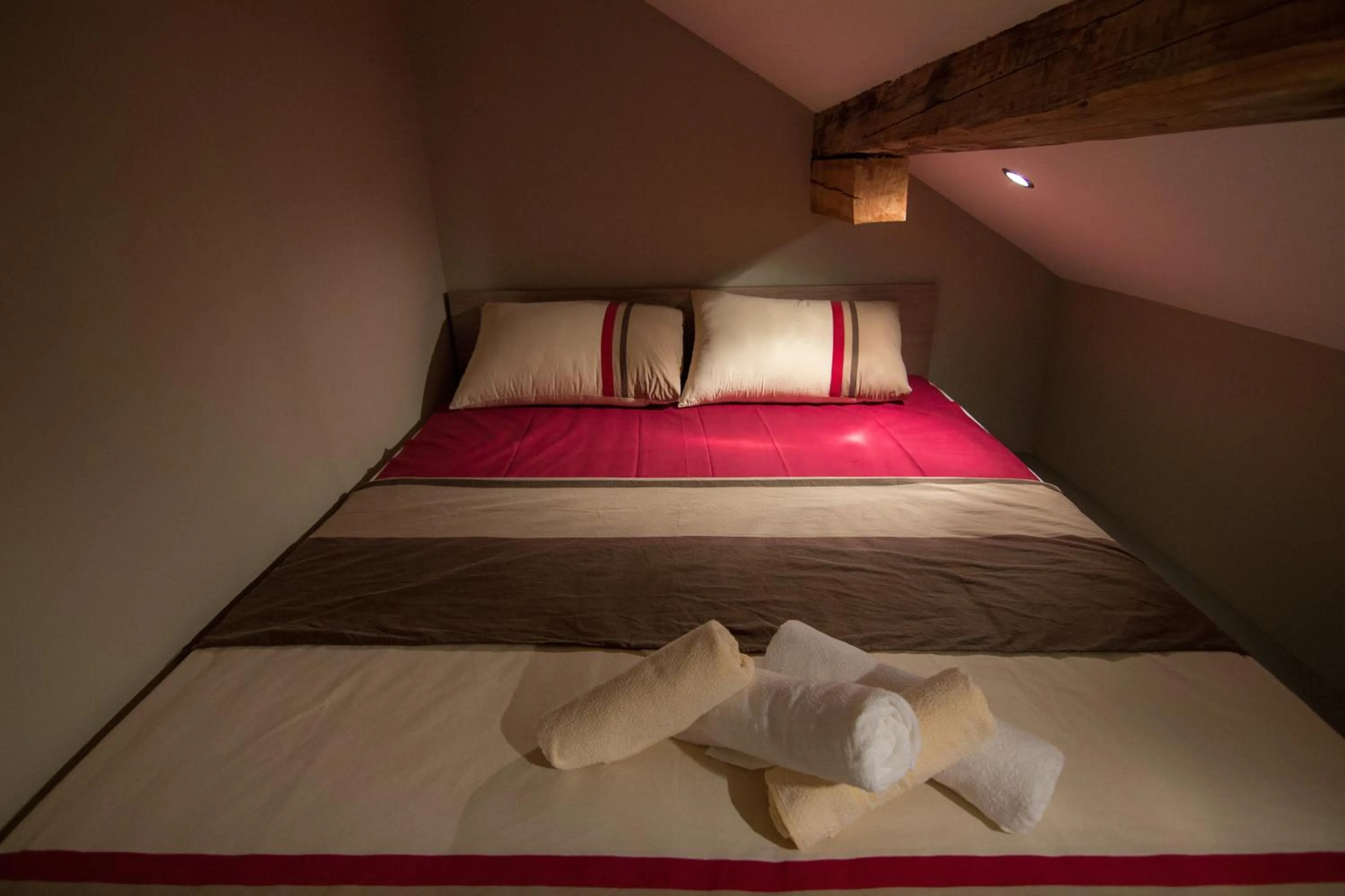 Bedroom, Bed in Central Park Apartments