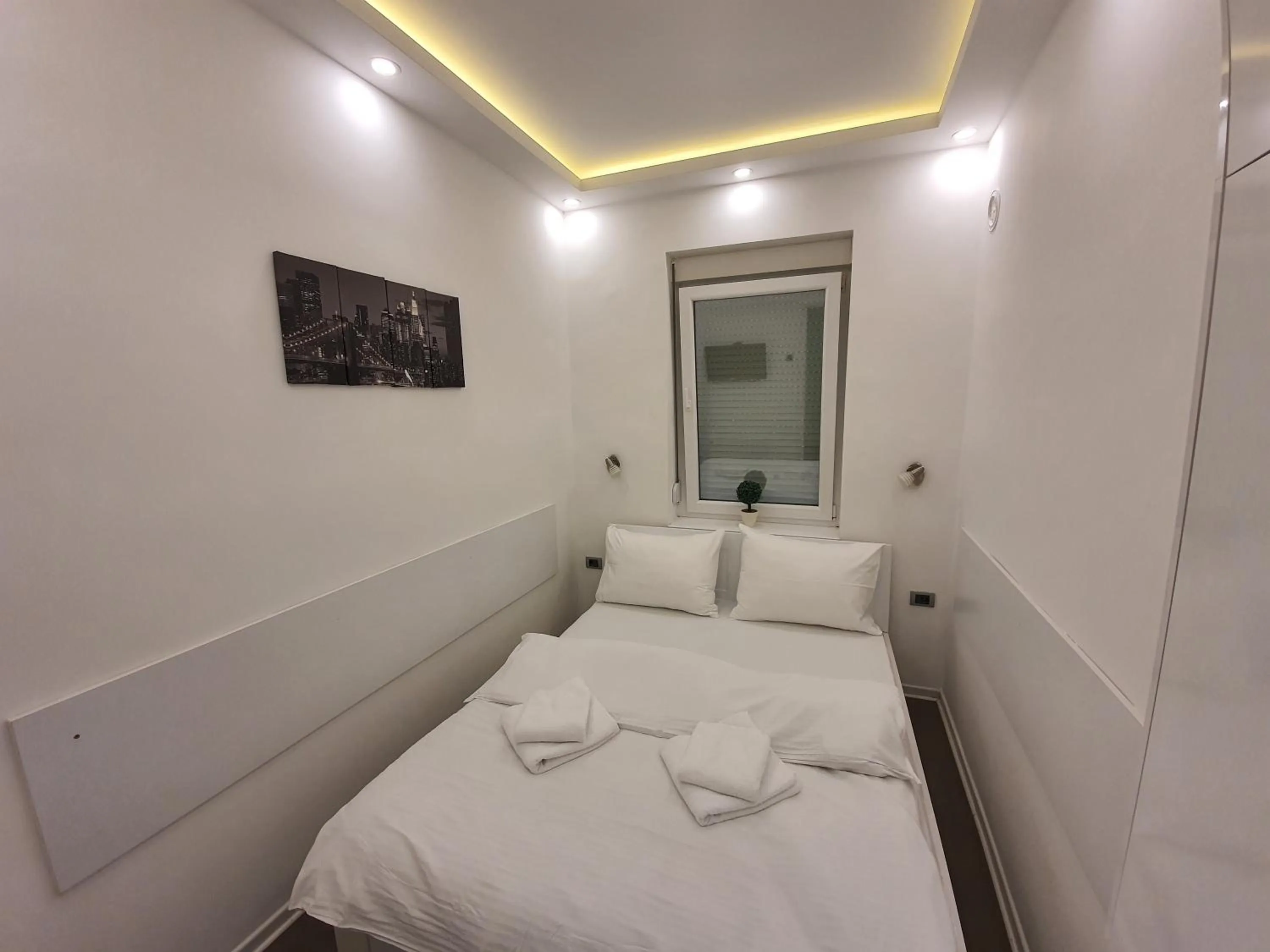 Bedroom, Bed in Central Park Apartments